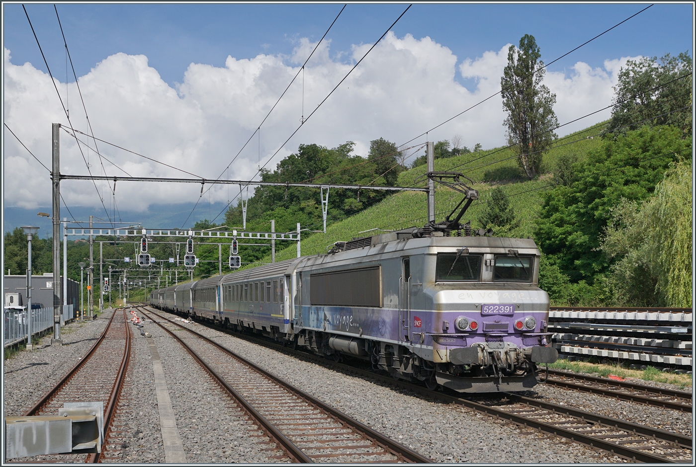 Die SNCF BB 22391 'Nez cass�' f�hrt mit ihrem TER 96634 durch den Bahnhof von La Plaine und erreicht in K�rze Frankreich. Noch stehen die alten Gleichstromfahrleitungsmasten, die mit SBB Fahrleitungsutensilien nachger�stet nun mit SNCF Wechselstrom von 25000 Volt 50 Hertz die Strecke versorgen. Doch wie ganz links im Bild angedeutet, stehen dem Bahnhof gr�ssere Umbauarbeiten bevor, so dass sich der Bahnhof wohl demn�chst in einem anderen Gesicht zeigen wird. Ganz links im Bild unten  st�rt  ein St�ck Prellbock, zeigt aber, dass ich das Bild vom Bahnsteig aus gemacht habe. Der TER ist auf der Fahrt von Gen�ve (ab 9:57) nach Valence (an 13:13). 

1. Juni 2026 