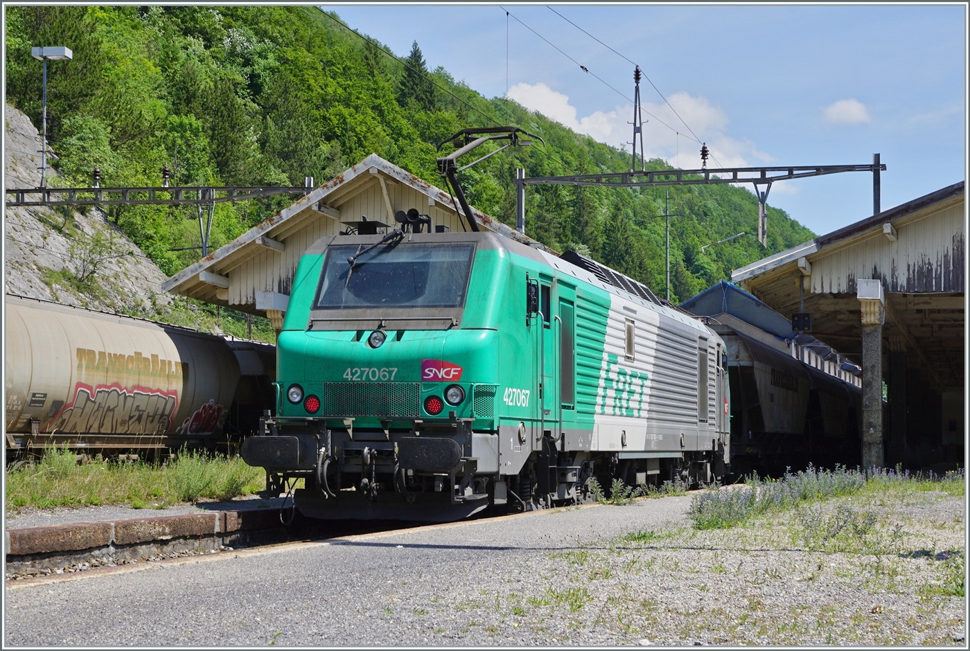 Die SNCF BB 27067 hat den im Hintergrund (links im Bild) zu sehenden  Spaghetti -Zug nachgeschoben und macht sich nun bereit in Vallorbe den Gegenzug zu übernehmen, wobei ihr in der Folge dann noch eine Vorspannlok beigestellt wird.

16. Juni 2022