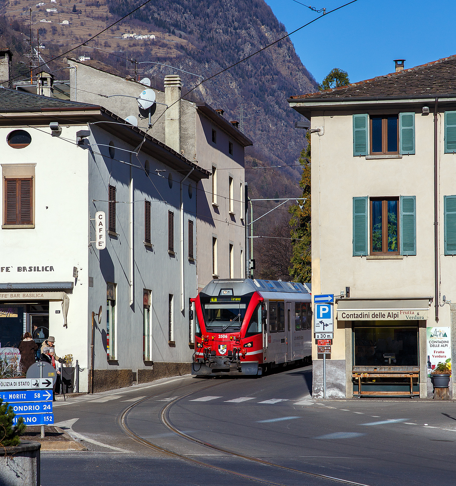 Die Straßenbahn von Tirano, ein RhB Regional-Zug erreicht am 19 Februar 2017 Tirano, hier kommt gerade der ALLEGRA-Zweispannungstriebzug (RhB ABe 8/12) 3506  Anna von Planta   zwischen den Häusern zum Vorschein.
