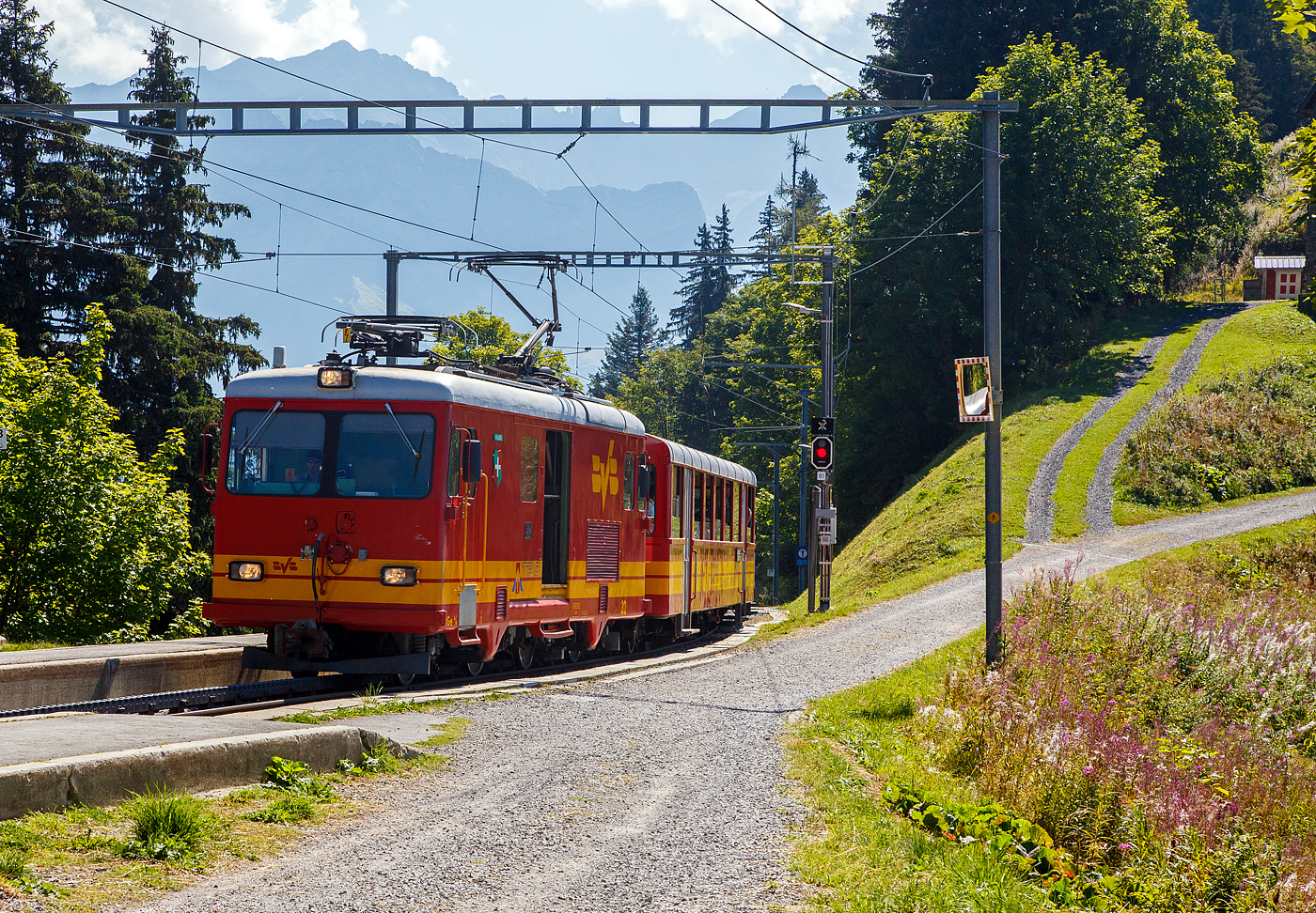 Die tpc BVB HGe 4/4 32 „Villars“ erreicht am 10 September 2023, mit einem Personenzug/Pendelzug (Personenwagen tpc BVB B 51 und Steuerwagen tpc BVB Bt 54), den Haltepunkt Bouquetins auf 1.758 m ü. M, der Strecke 128 (Villars-sur-Ollon–Col-de-Bretaye).