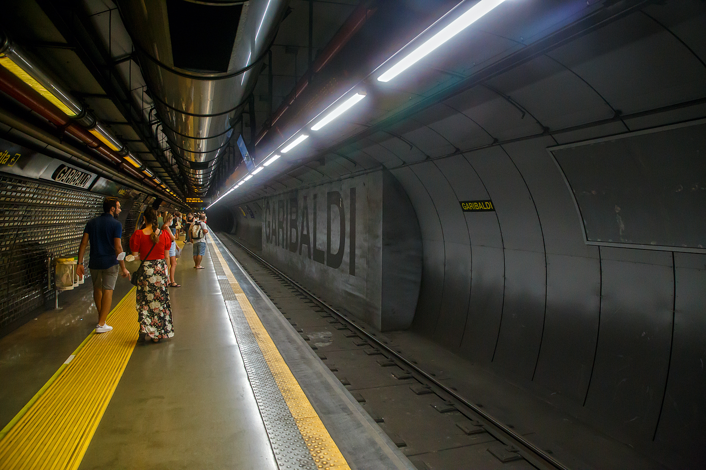 Die U-Bahn Station Garibaldi (beim Bahnhof Napoli Centrale) der Linie 1 der U-Bahn Neapel (Linea 1 della Metropolitana di Napoli) am 15.07.2022. Die Linie 1 wird von der ANM - Azienda Napoletana Mobilità betrieben .

Derzeit ist die Station noch End-/Startstation, weitere Tunnelstecken und Stationen sind im Bau, bis 2024 sollen alle fertig sein und die Linie 1 wird dann zu einer Ringlinie.