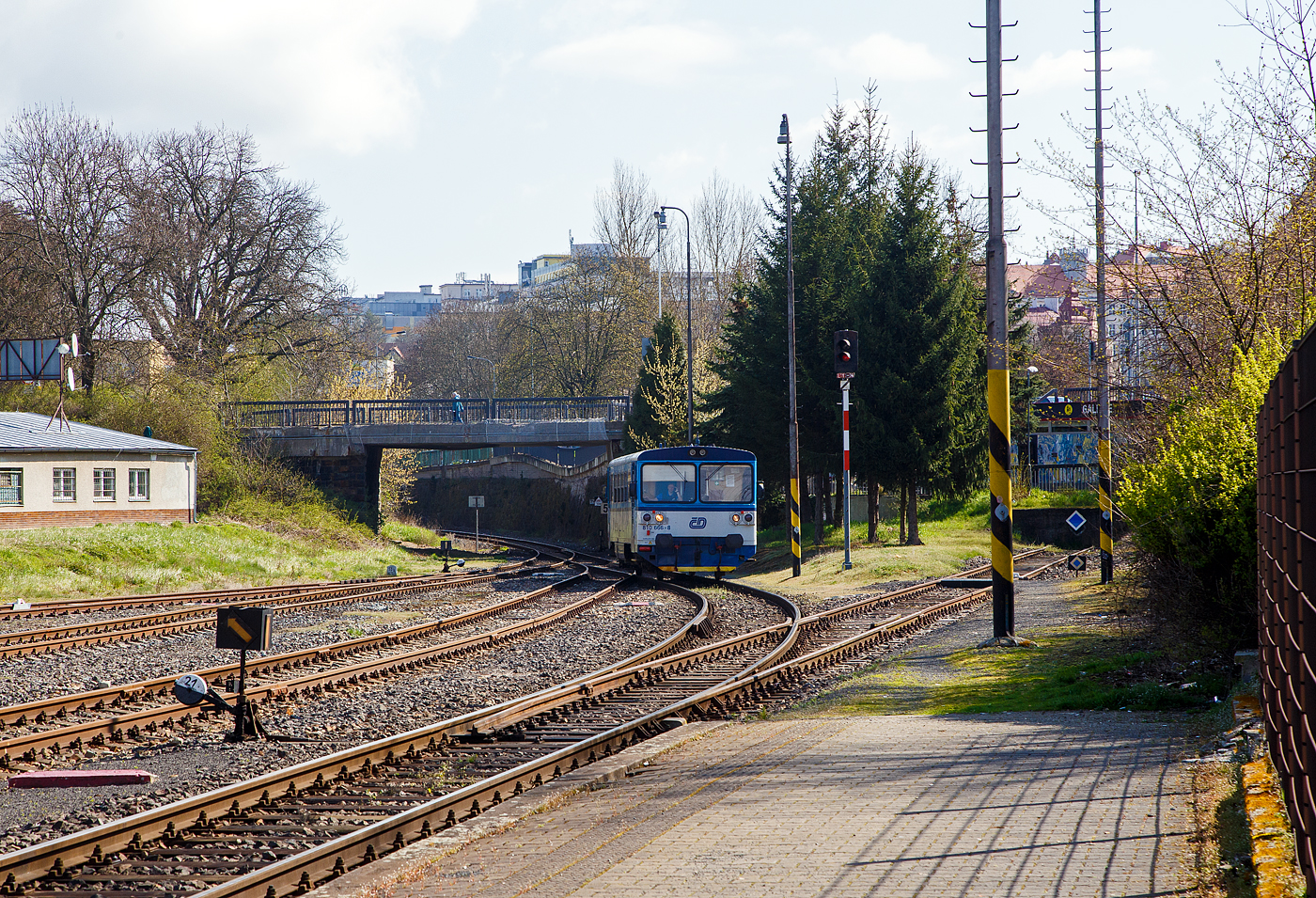 Die zur „RegioMouse“ modernisierte “Chcpk”  (Brotbchse) bzw. der zweiachsige Dieseltriebwagen ČD 810 666-8 (CZ-ČD 95 54 5 810 666-8), ex ČSD M 152.0566, erreicht am 19.04.2023 als Regionalbahn den Bahnhof Karlovy Vary doln ndra (Karlsbad unterer Bahnhof).

Der Dieseltriebwagen wurde 1982 von Vagnka Studnka unter der Fabriknummer  87866  fr die damalige ČSD Československ sttn drhy (Tschechoslowakischen Staatsbahnen als ČSD M 152.0666 gebaut. 