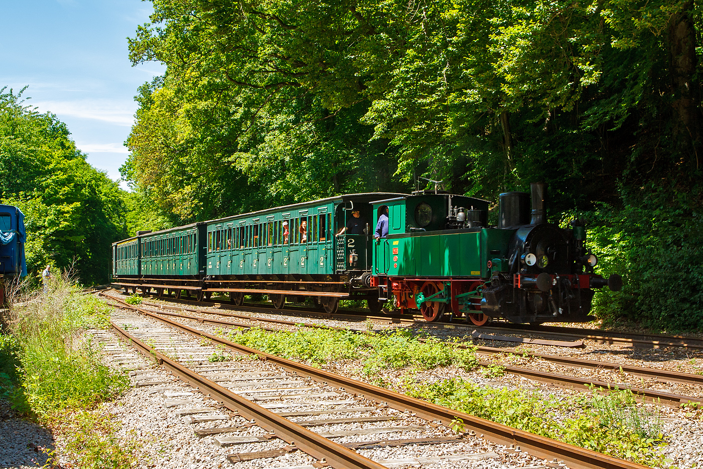 Die zweiachsige Dampflok AMTF № 8 / ADI 8, ex ARBED № 8, ex HADIR № 8, der AMTF (Association des Musée et Tourisme Ferroviaires) a.s.b.l, erreich am 16 Juni 2013 mit ihrem Personenzug von Pétange (deutsch Petingen) den Industrie- und Eisenbahnpark Fond-de-Gras, die Museumsbahn ist auch als „Train 1900“ bekannt. Hinter der Lok sind 3 ex belgischen GCI (Grande Capacité et Intercirculation / Große Kapazität mit Durchgang).

Der B-Kuppler (2-achsig), eine Nassdampftenderlok, vom Typ HANOMAG L 321, wurde 1900 von der Hannoversche Maschinenbau Actien-Gesellschaft vorm. Georg Egestorff, Linden vor Hannover (HANOMAG), unter der Fabriknummer 3431 und an die AG für Eisen- und Kohlenindustrie Differdingen-Dannenbaum für das Hüttenwerk in Differdingen geliefert. Da Lokomotive ständig im Hochofenbetrieb im Einsatz war, erhielt sie einen verkürzten Schornstein.

Die Lok behielt immer ihre Nummerierung „8“, nur der Name der Gesellschaft wurde mehrmals geändert. Zum 15.03.1905 	wurde sie zur Deutsch-Luxemburgische Bergwerks- u. Hütten AG, ab 1920 HADIR - S. A. (Hauts-fourneaux et aciéries de Differdange, St-Ingbert, Rumelange), von 1940 bis 1944 Differdinger Stahlwerke AG, ab 1944 wieder HADIR und ab 1967 ARBED (Aciéries Réunies de Burbach-Eich-Dudelange), Werk Differdange. Die Lokomotive ADI 8 war zusammen mit ihrer identischen Schwesterlok ADI 9 waren die am längsten von der Hütte eingesetzten Dampflokomotiven. Als 1973 dann der Dampfbetrieb eingestellt wurde, wurde die Lok auf Drängen von Train 1900 an die Gemeinde Petingen vermietet und für das Projekt in Fond-de-Gras zur Verfügung gestellt.

So wurde die Lokomotive 1973 über die Schiene von Differdingen nach Petingen (Pétange) überführt, um anschließend mit Hilfe eines Kaelble-Culemeyer Tiefladers der DB nach Bois-de-Rodange zu transportieren. Die vom Train 1900 benutzten Gleise endeten damals in Fuussbësch. Die ADI 8 war somit die erste Dampflokomotive der noch im Aufbau befindlichen Museumsbahn und gab der Bahn durch ihr Baujahr den Namen „Train 1900“.

Technik
Die Lokomotiven waren als kleine Werklokomotiven konstruiert, bei der große Lokreibungslast und Leistung im Vordergrund standen. Sie wurden aus Werkstoffen hergestellt, die den Vorschriften der Deutschen Lokomotivbau-Vereinigung entsprachen und mit Nassdampf betrieben. Sie besaßen einen Blechrahmen einfachster Bauausführung, der Wasservorrat war in seitlichen Kästen untergebracht. Im linken seitlichen Kasten war der Kohlevorrat vorhanden.

Das zweiachsige Triebwerk arbeitete mit der Allan-Steuerung und geschwungener Schleife zu den Zylindern, die mit Flachschiebern realisiert waren. Der Kreuzkopf wurde zweischienig auf der Gleitbahn geführt. Der Rahmen war vorn und hinten mit einer herkömmlichen Zug- und Stoßeinrichtung versehen. Die Bremse funktionierte als Handbremse von hinten auf beide Achsen.

Der einfache Dampfkessel trug einen Dampf- sowie einen Sanddom, von dem jeweils ein Sandrohr pro Triebwerksseite zwischen die Räder von innen wirkte. Außerdem war er mit einem Sicherheitsventil der Bauart Ramsbottom ausgerüstet.

TECHNISCHE DATEN:
Hersteller: Hannoversche Maschinenbau Actien-Gesellschaft
Type: HANOMAG L 321
Baujahr: 1900
Spurweite: 1.435 mm (Normalspur)
Länge über Puffer: 8.150 mm
Achsabstand: 2.300 mm
Treibraddurchmesser: 1.100 mm
Betriebsgewicht: 27,4 t
Indizierte Leistung: 250 PS 
Anfahrzugkraft: 45 kN
Kesselüberdruck: 12 bar
Rostfläche: 0,88 m²
Verdampfungsheizfläche: 66 m²
Steuerungsart: Allan
Zylinderanzahl: 2 (Ø 320 mm x 540 mm Hub)
Zylinderdurchmesser: 	320 mm
Wasservorrat: 3,5m³
Kohlevorrat: 0,8t
Bemerkung: Aktuell ist die Lok nicht betriebsbereit, eine Reparatur ist ausstehend.