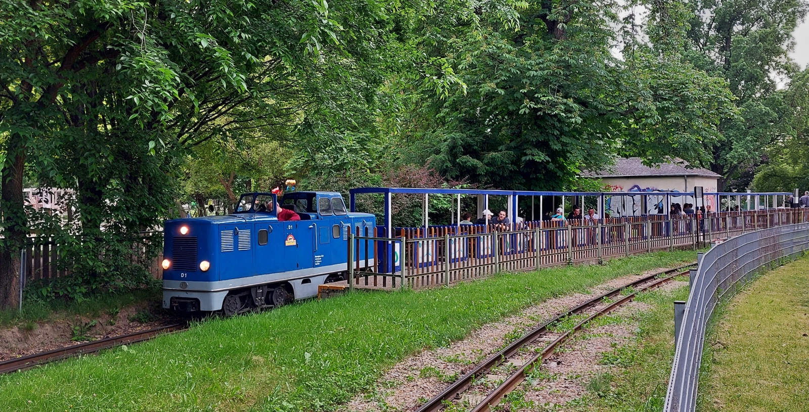 Diesellok D1 mit ihrem Zug, der Liliputbahn im Wiener Prater an einer Haltestelle im Park auf ihrem i 3,8 km langem Rundkurs. 04.06.2023