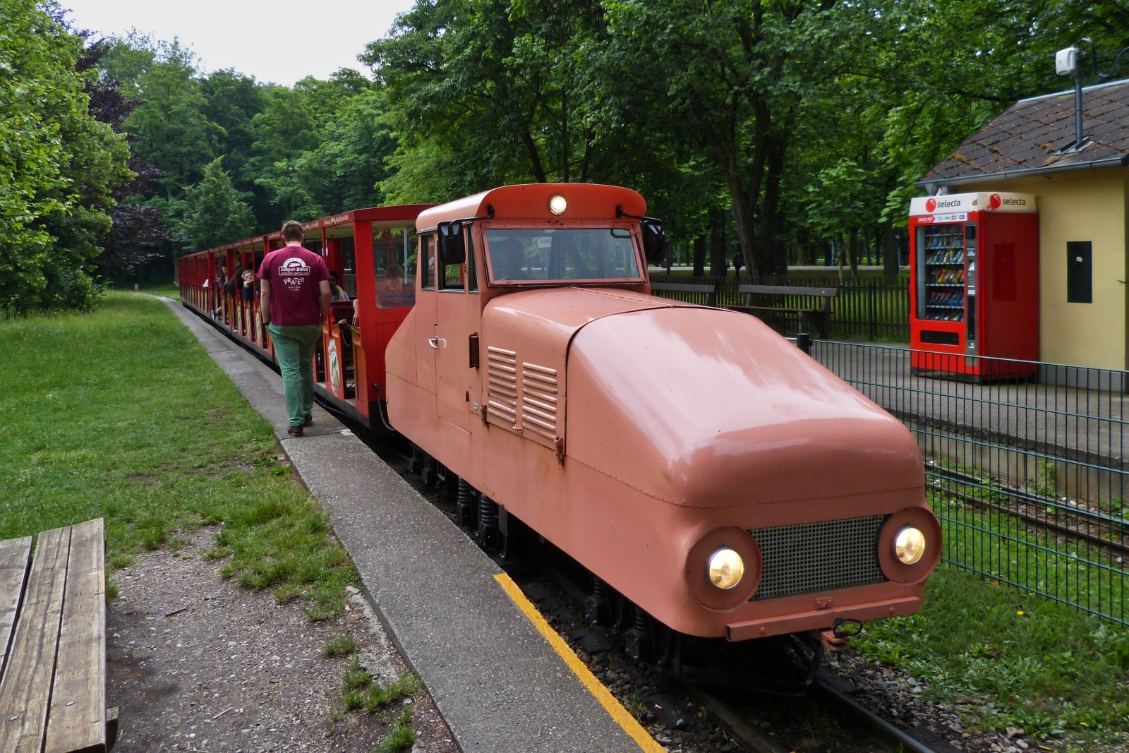 Diesellok D3 mit ihrem Zug, der Liliputbahn im Wiener Prater an der Haltestelle Rotunde, bei ihrem 3,8 km langem Rundkurs. Die Liliputbahn ist eine Schmalspurbahn mit einer Spurweite von 381 mm. 06.06.2023