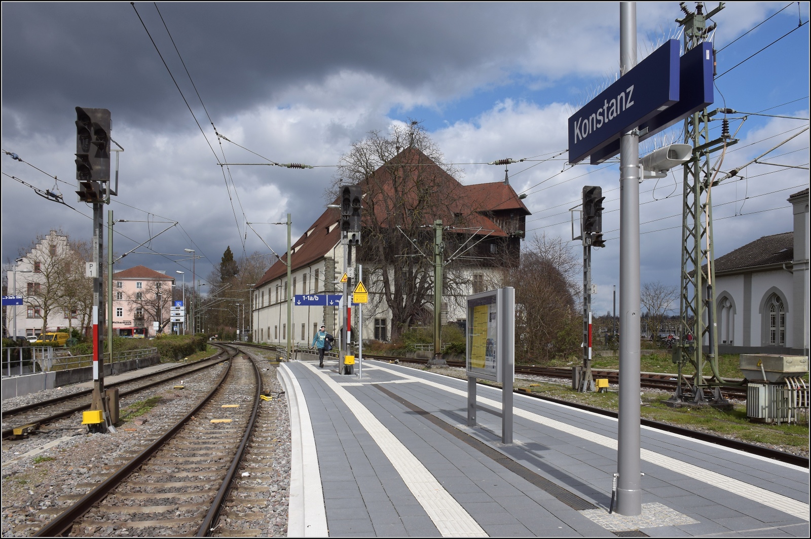 Dieser Tage streiken mal nicht Fahrzeuge, Weichen oder Signale im großen Kanton, sondern die Mitarbeiter.

Die Signale streiken nicht, sie werden bestreikt... Dunkle Signale sieht man nicht alle Tage. Bahnhof Konstanz Richtung Norden. März 2023.