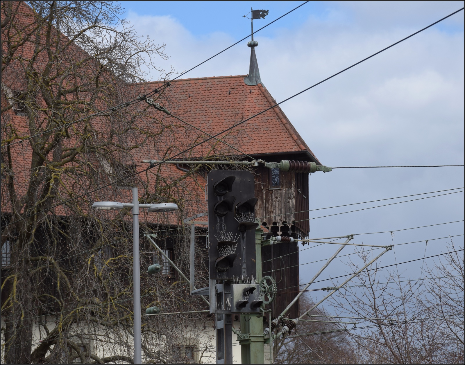 Dieser Tage streiken mal nicht Fahrzeuge, Weichen oder Signale im großen Kanton, sondern die Mitarbeiter.

Die Signale streiken nicht, sie werden bestreikt... Dunkle Signale sieht man nicht alle Tage. Bahnhof Konstanz Richtung Norden. März 2023.