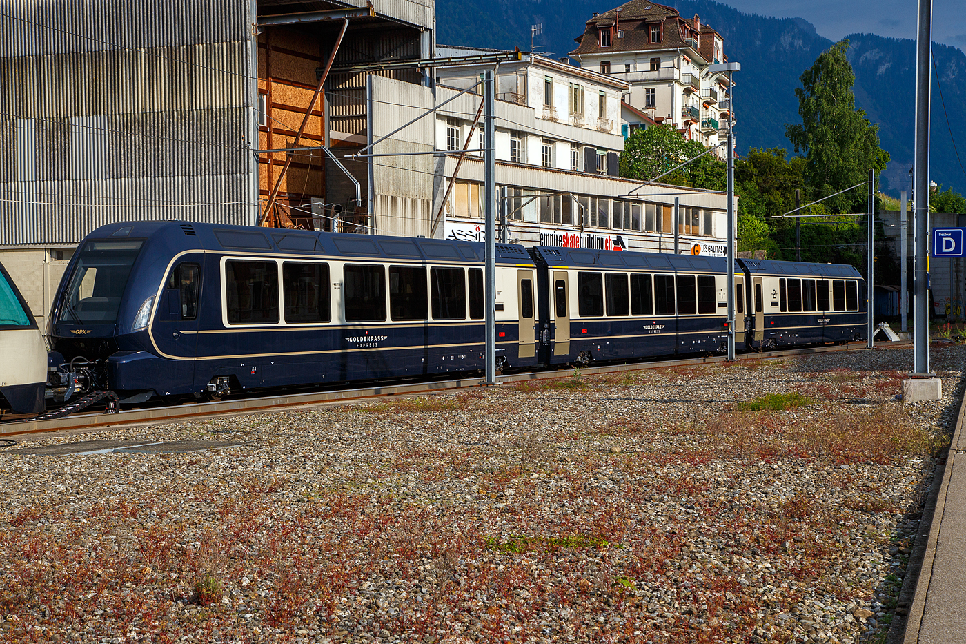 Drei MOB GPX - GoldenPass Express (Stadler GPX-Wagen mit variablem Drehgestell der Montreux-Berner Oberland-Bahn AG) abgestellt am 26. Mai 2023 beim Bahnhof Montreux. Die Wagen sind hier (von links nach rechts) der Premium-/1.Klasse Steuerwagen Ast 183 (96 85 8300 183-7 CH-MOB), der 1.Klasse Wagen As 193 (96 85 8300 193-4 CH-MOB) und der Premium-/2.Klasse Steuerwagen ABst 383 (96 85 8300 383-x CH-MOB).

Speziell am Zug ist auch dass er drei Reiseklassen hat. Wie in der Schweiz blich verfgt er eine 2. und 1. Klasse. Dazu kommt eine Premiumklasse mit verstellbaren und drehbaren Sitzen und groen Fenstern. Die Premiumklasse ist mit einer Reservierungsgebhr von 35 Franken und einem 1.-Klasse-Billet zugnglich. In der Premium- und der 1. Klasse werden die Reisenden direkt am Platz gastronomisch bedient. 

Ab dem 11.Dezember 2022 wurde mit diesen Wagen der GPX - GoldenPass Express dieser fuhr von Montreux ohne Umsteigen mit Umspuren in Zweisimmen durch bis Interlaken. Dafr wurde, im Zusammenhang mit dem Umbau des Bahnhofes Zweisimmen zwischen 2015 bis 2017, eine Umspuranlage gebaut. Ende Februar 2023 wurden erhhte Abnutzungen an den Herzstcken der Normalspur-Weichen auf der Strecke Zweisimmen–Interlaken Ost festgestellt. Bis zur Ermittlung der Ursache und erfolgreicher Nachbesserung verkehrt auf diesem Abschnitt ein Ersatzzug der BLS. Seit Sonntag, dem 11. Juni, fhrt der GoldenPass Express wieder einmal pro Tag ohne Unterbrechung von Montreux nach Interlaken und zurck. Gleichzeitig wurden am 11. Juni drei zustzliche Verbindungen zwischen Montreux und Interlaken eingefhrt. Fr diese Verbindungen wird der GoldenPass Express zunchst nur zwischen Montreux und Zweisimmen verkehren und diese Passagiere mssen in Zweisimmen umsteigen. Fr diese Zge werden die Direktverbindungen (Montreux - Interlaken) im Laufe des Monats Juli schrittweise hinzugefgt, vermutlich liegt dies noch an der Nachbesserung der Wagen.

Auf Meterspur wird der GPX mit einer Ge 4/4 8001–8004 befrdert. Als Ersatz hat die MOB im Jahr 2021 die Beschaffung neuer Lokomotiven ausgeschrieben. Bei der BLS sind die Re 465 fr die Traktion zustndig. Fr die BLS Re 465 wird ein sogenannter Interfacewagen Bsi 291–293 bentigt. Dessen Umspurfhigkeit ist nur zur berfhrung in die MOB-Werksttte Chernex notwendig, wo grere Unterhaltsarbeiten durchgefhrt werden. Auf der Lok (Re 465) zu gewanden Seite verfgen die Interfacewagen (Bsi 291 – 293) ber eine Schraubenkupplung mit zwei Puffern sowie einen Hilfsfhrerstand, auf der gegenberliegenden Seite ber eine Schwab-Kupplung wie die anderen GPX-Wagen. Zudem erfllen diese Wacewagen Aufgaben der Leittechnik, des Bremssystems und der Energieversorgung.

ANZAHL DER ZGE UND WAGEN (alle mit variablem Drehgestell) und TECHNISCHE DATEN:
Drei Zugkompositionen stellen den tglichen Fahrbetrieb sicher, eine Komposition ist in auf Reserve oder in Wartung.Die Flotte des GoldenPass Express umfasst 23 Wagen, die alle ber Panoramafenster verfgen und zwischen 18,75 und 19,32 m lang sind, es sind:
•	4 x Ast (181, 182, 183, 184), Prestige/1. Klasse Steuerwagen, Lnge 19.320 mm, Eigengewicht  27,0 t, Sitzpltze 9/20
•	4 x As (191, 192, 193, 194) , 1. Klasse Wagen, Lnge 18.750 mm, Eigengewicht  26,51 t, Sitzpltze 28
•	4 x Bs (271, 272, 273, 274), 2. Klasse Niederflur-Wagen, Lnge 18.750 mm, Eigengewicht  25,3 t, Sitzpltze 43
•	4 x Bs (281, 282, 283, 284), 2. Klasse Wagen, Lnge 19.320 mm, Eigengewicht  25,8 t, Sitzpltze 54
•	4 x ABst (381, 382, 383, 384) Prestige/2. Klasse Steuerwagen, Eigengewicht  27,01 t, Lnge 19.320 mm, Sitzpltze 9/25
•	3 x Bsi (291, 292, 293), 2. Klasse, interface Wagen (NUR auf BLS-Netz), Lnge 18.900 mm. Eigengewicht  25,11 t, Sitzpltze 9/25 

19 der 23 Wagen wurden zwischen September 2020 und Ende 2021 von Stadler Rail an die MOB geliefert. Die Niederflurwagen folgen im Laufe des Jahres 2023. Die MOB hat bei Alstom 58 Drehgestelle mit variabler Spurweite bestellt (d. h. zwei Drehgestelle pro Wagen und Reserve). Diese wurden ab Frhling 2022 schrittweise geliefert.

Die Wagen verfgen ber Gepckablagen und Skihalterungen. Die Niederflurwagen bieten Personen mit eingeschrnkter Mobilitt. Niederflurwagen sind mit BehiG-konformen WCs und Wickeltisch ausgestattet. Zur Einhaltung des Behindertengleichstellungsgesetzes muss der GPX ber mindestens einen Niederflurwagen verfgen. 

Eingesetzte Lokomotiven (alle ohne variables Drehgestell) sind:
•	MOB Ge 4/4 III Serie 8000, somit die Ge 4/4 III 8001, 8002 und 8004, diese sind 16.690 mm lang und haben ein Gewicht von 62 t.
•	BLS Re 465, diese sind 18.500 mm lang und haben ein Gewicht von 84 t. Sie verkehren immer mit einem zus. Interface-Wagen Bsi (291, 292, 293).

Die ZUSAMMENSETZUNG DER ZGE
Zwischen Montreux und Zweisimmen (von vorne nach hinten):
Lok MOB Ge 4/4 III Serie 8000 / ABst (Prestige/2. Klasse) / Bs (2. Klasse) / Bs (2. Klasse, Niederflur) / As (1. Klasse) / Ast (Prestige/1. Klasse).
Also fnf Wagen, gezogen von der MOB Ge 4/4 III der Serie 8000, Zuglnge1 20 m.

Zwischen Zweisimmen und Interlaken (von vorn nach hinten):
ABst (Prestige/2. Klasse) / Bs (2. Klasse) / Bs (2. Klasse, Niederflur) / As (1. Klasse) / Ast (Prestige/1. Klasse) /  Bsi (2. Klasse, interface) / BLS-Lok Re 465.
Also sechs Wagen, geschoben von der BLS-Lok, Zuglnge 140 m.

KAPAZITT DES ZUGES
Innerhalb des MOB Meterspurnetzes (Montreux – Zweisimmen) betrgt die maximale Kapazitt des Zuges 184 Pltze (18 in der Prestige-Klasse, 48 in der 1. Klasse und 118 in der 2. Klasse). Zurzeit bis zur Lieferung der Niederflurwagen Ende 2023/Anfang 2024 betrgt die Kapazitt des
GoldenPass Express 145 Pltze (z.Z. nur 79 in der 2. Klasse). Man hatte sich wohl mehr auf Zahlungskrftige Reisende fixiert.

Innerhalb des Normalspurnetzes (Zweisimmen – Interlaken) betrgt die maximale Kapazitt des Zuges 238 Pltze (18 in der Prestige-Klasse, 48 in der 1. Klasse und 172 in der 2. Klasse). Zurzeit bis zur Lieferung der Niederflurwagen 199 Pltze (nur 133 in der 2. Klasse). Der Unterschied zwischen den beiden Wagenzge ist darauf zurckzufhren, dass der
Interface-Wagen (2. Klasse) nur auf der BLS Normalspur fhrt. Der Interface-Wagen stellt die Kommunikation zwischen der Stammkomposition GPX und der BLS Lok Re 465 sicher.

Der GoldenPass Express (GPX) ist in mehrfacher Hinsicht ein auergewhnlicher Zug.

TECHNOLOGIE
Der Wechsel der Spurweite um +43 % (1.000 mm / 1.435 mm) und der Perronhhe (von 35 cm auf 55 cm) ist eine absolute Neuheit. Bei dem Umspuren findet auch eine Hhennderung um 200 mm der Wagen statt, zudem erfolgt ebenfalls eine Spannungsnderung von 900 V Gleichstrom auf 15 kV / 16,7 Hz Wechselstrom. Eine Weltpremiere!

Warum eine Weltpremiere, auch andere Unternehmen haben ihre Zge mit variablen Drehgestellen ausgerstet, etwa der spanische Talgo. Das von der MOB konzipierte und von Alstom weiterentwickelte Drehgestell ist jedoch das einzige mit einer so starken Verbreiterung (von 1 m auf 1,435 m, also um +43,5 %) und einer gleichzeitigen Anhebung des Wagenkastens um 200 mm, von 350 mm auf 550 mm. Kein anderes Drehgestell mit variabler Spurweite ist dazu in der Lage. Der Wechsel
von der Meterspur zur Normalspur ist daher eine echte Weltpremiere. Das Drehgestell des GoldenPass Express ndert die Spurweite innerhalb weniger Sekunden und mit den Fahrgsten an Bord. Insgesamt werden einschlielich des Lokomotivwechsels und der entsprechenden Kontrollen acht Minuten bentigt.

TOURISMUS
Durch einen Direktzug steigt die Attraktivitt von Montreux, Gstaad und Interlaken erheblich. Montreux rckt so nher an die Jungfrau und Luzern heran. Von den Palmen zu den Gletschern: Der Slogan wird Realitt. Der GoldenPass Express ist ein Bindeglied zwischen
den Sprachen, zwischen Westschweiz und Deutschschweiz, zwischen den Kulturen, zwischen Stadt und Gebirge, zwischen Seen und Bergen. Wobei mir persnlich das Umsteigen gar nicht so unangenehm ist.

REISEKOMFORT
Die dreistndige Fahrt von Montreux nach Interlaken bietet hchsten Komfort. Die Reisenden knnen in allen Wagen das Panorama genieen und zudem das gastronomische Angebot nutzen. Die Sitze in der Prestige-Klasse sind beheizt und ermglichen es, immer in Fahrtrichtung zu reisen.

BAHNLANDSCHAFT
Dieses Projekt berwindet die Barriere zwischen Meterspur und Normalspur. So, als wrde man die Grenze zwischen dem Land der Bergbahnen (Meterspur) und dem Land der Schnellzge (Normalspur) berschreiten. Dies erffnet vielversprechende Aussichten.

SCHWEIZER WIRTSCHAFT
Beim GoldenPass Express ist fast alles aus der Schweiz. Der Eckpfeiler des Systems, das Drehgestell mit variabler Spurweite, wurde in den MOB-Werksttten in Chernex entworfen. Anschlieend wurde es von Alstom Schweiz weiterentwickelt, wird im Alstom/Bombardier-
Werk in Villeneuve hergestellt und soll bei RailTech, ebenfalls in Villeneuve, gewartet werden. Die Wagen stammen aus den Stadler-Werksttten in Bussnang (Thurgau). Die 89 Millionen Franken wurden bzw. werden also weitgehend in die Schweizer Wirtschaft investiert. Die Instandhaltung des Zuges erfolgt durch die Abteilung Rollmaterial in den MOB-Zentren Montreux, Chernex und Zweisimmen.

Die Funktionsweise	
PRINZIP DES UMSPURENS
Der Wechsel von der Meterspur zur Normalspur erfolgt dank der Kombination aus variablem Drehgestell und Umspuranlage. Die grte Herausforderung besteht darin, sowohl die Spurweite als auch die Hhe zu ndern. Die elektrische Spannungsdifferenz bedingt einen Wechsel der Lokomotiven.

PHASEN
1. Von Montreux aus kommt der Zug am Bahnhof Zweisimmen auf der Meterspur an. Beim Befahren der Umspuranlage mit einer Geschwindigkeit von 15 km/h richten sich Klappen auf und sttzen den jeweiligen Wagen von unten. Vom Gewicht des Wagenkastens befreit,
verbreitert sich das Drehgestell von 1.000 mm auf 1.435 mm. Gleichzeitig hebt sich der Wagenkasten von den 350 mm eines Meterspurperrons auf die 550 mm eines Normalspurperrons.

2. Die nderung von Spurweite und Hhe ist jedoch nicht die einzige Hrde. Zwischen dem MOB- und dem BLS-Netz besteht nmlich eine elektrische Spannungsdifferenz von 900 Volt (Gleichstrom) auf dem Meterspurnetz der MOB und 15 kV / 16,7 Hz (Wechselstrom) auf dem Normalspurnetz der BLS. Dies erfordert einen Wechsel der Lokomotiven. Sie besitzen keine variablen Drehgestelle. So bergibt in Zweisimmen die MOB-Lok die Wagenkolonne an die BLS-Lok.

3. Die Wagenkolonne kann dann auf der Normalspur nach Interlaken Ost weiterfahren. Das Umspuren dauert acht Minuten, einige Sekunden fr das Befahren der Umspuranlage, die Restzeit fr den Lokomotivwechsel und die notwendigen Kontrollen. In Zweisimmen befinden sich die Umspuranlagen an den Gleisen 6 und 7.

FAHRKARTEN PREISE
2023 betrgt der Preis (Erwachsenen-Volltarif, Einzelfahrt) fr die Strecke Montreux –Interlaken 73 Franken (davon  20 Franken Reservierungsgebhr) in der 2. Klasse und 113 Franken (davon  20 Franken Reservierungsgebhr) in der 1. Klasse. Eine Reservierung wird fr die 1. und 2. Klasse dringend empfohlen und ist bei der Prestige-
Klasse (35 Franken) obligatorisch.

Da der GoldenPass Express auch den regionalen Personenverkehr (RPV) sicherstellt, werden die Fahrausweise des Schweizer Sortiments wie Generalabonnements, Halbtax und Tageskarten anerkannt und akzeptiert.

BETRIEBSWEISE
Der GPX wird nach dem Grundsatz des Linienmanagements betrieben. Das heit, die MOB betreibt den Zug innerhalb ihres Netzes und die BLS tut dasselbe zwischen Zweisimmen und Interlaken. 

WARUM einen Wagen mehr auf dem BLS-Netz?
Dies ist dem Lokomotivwechsel in Zweisimmen geschuldet. Hierfr gibt es zwei Grnde:
1. Die elektrische Spannung des MOB-Netzes entspricht nicht der Spannung des BLS-Netzes.
2. Die Loks besitzen kein Drehgestell mit variabler Spurweite.
Die Kupplungen und Puffer des Rollmaterials des GoldenPass Express sind jedoch mit denen der BLS-Lok nicht identisch. Um die beiden Fahrzeuge miteinander zu verbinden, braucht man daher einen zustzlichen Wagen, den Interfacewagen (Bsi). Aus diesem Grund gibt es auf der Strecke Zweisimmen – Interlaken – Zweisimmen einen Wagen mehr.

Quelle: gpx.swiss (MOB – Goldenpass)
