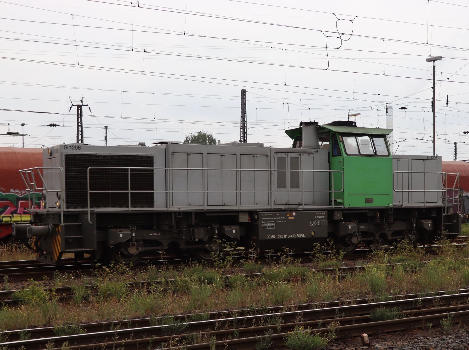 Duisport Rail Diesellokomotive 275 016-4 (92 80 1275 016-4 D-BUVL) Baujahr 2011. G�terbahnhof Oberhausen West 18-08-2022.

Duisport Rail diesellocomotief 275 016-4 (92 80 1275 016-4 D-BUVL) bouwjaar 2011. Goederenstation Oberhausen West 18-08-2022.