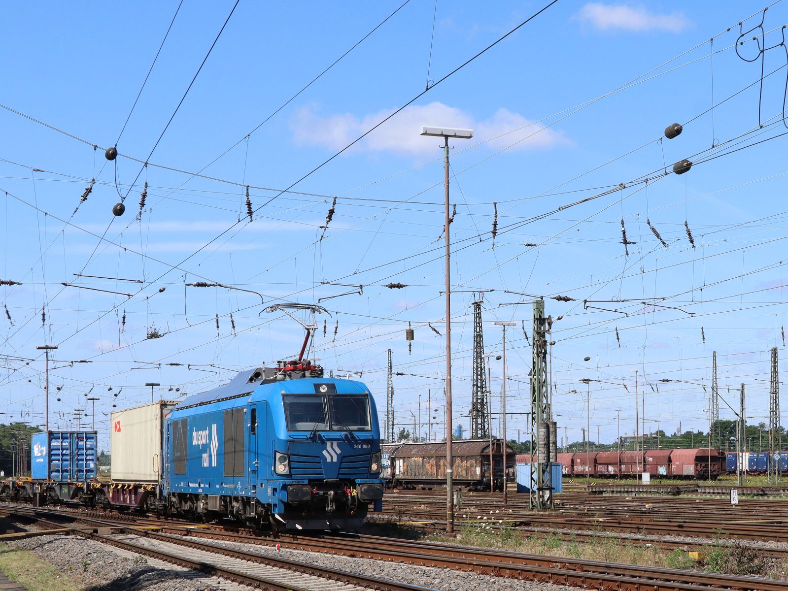 Duisport Rail Vectron Dual Mode elektrische und diesel Lokomotive 248 050-7 (90 80 2248 050-7 D-NRAIL) G�terbahnhof Oberhausen West 11-07-2024.

Duisport Rail Vectron Dual Mode elektrische en dieselelektrische locomotief 248 050-7 (90 80 2248 050-7 D-NRAIL) goederenstation Oberhausen West 11-07-2024.