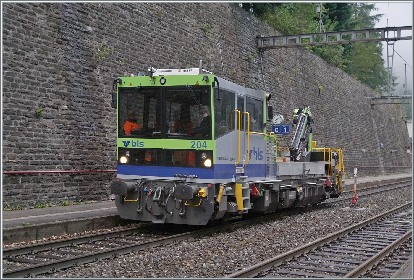 Durch die im Bild gut sichtbaren, relativ schmalen Bahnsteige in Goppenstein, konnte ich den BLS Tm 98 85 5232 204-5 jeweils nur aus einem relativ spitzen Winkel fotografieren, trotzdem ist der Winkel hier etwas gr�sser als bei den bereits vor einiger Zeit eingestellten Bilder.

3. Januar 2024