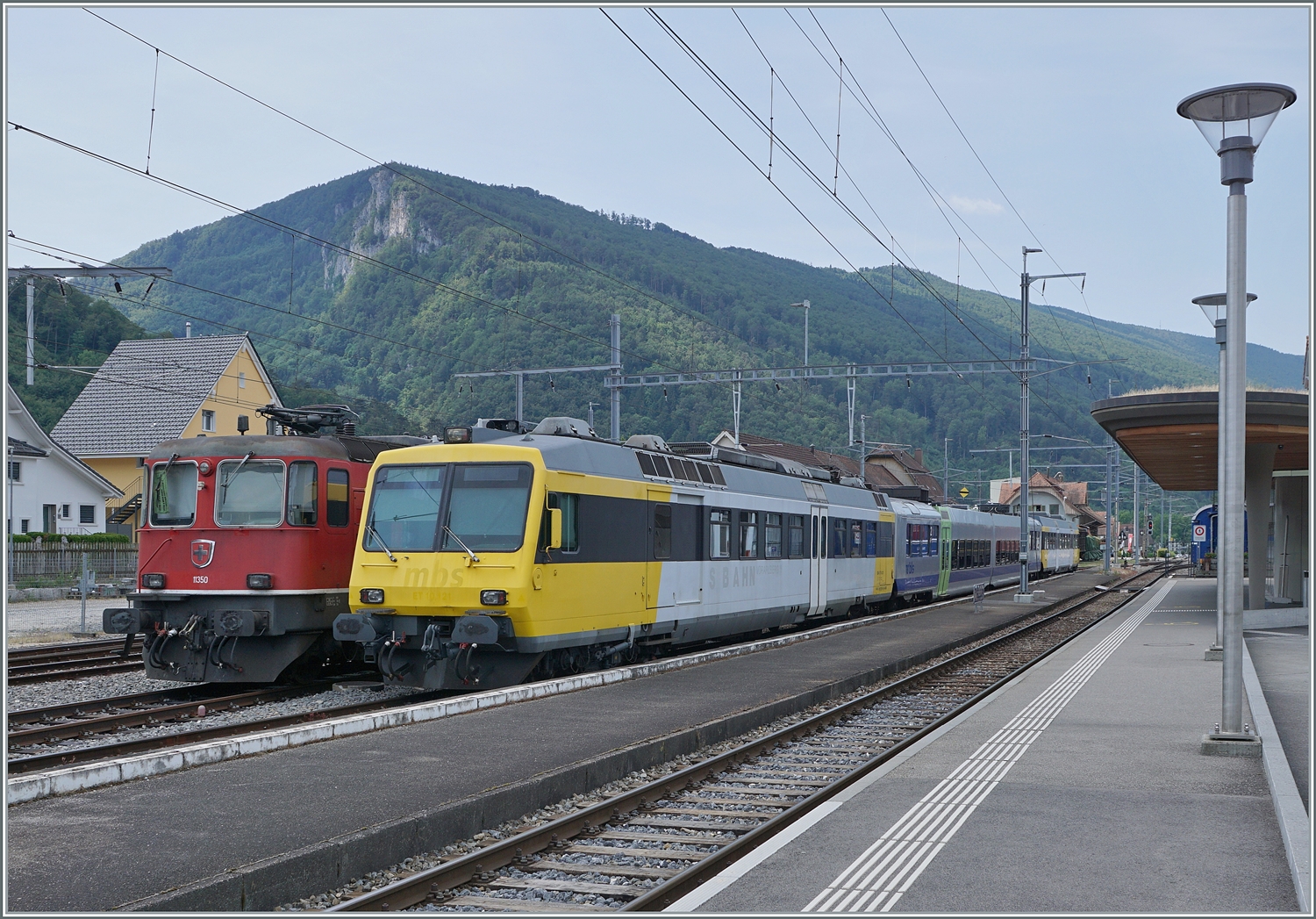 Durch Thal gefahren, und gestaunt, wie breit dies ist gab es in Balsthal erneut einen  BDe 4/4 Zug zu sehen, diesmal der ex MSB ET 10.121 mit dem ex MBS Steuerwagen ES 10 221 (nicht im Bild) der nun bei der OeBB als Ersatz für den SBB Domino vorgesehen ist und hier als RBDe 560 003 B 629 und *Bt 80-35 003  gelistet wird. 

* ex BLS
(Quelle der Fahrzeugbeeichnungen: SER 07/2023)

17. Juni 2023