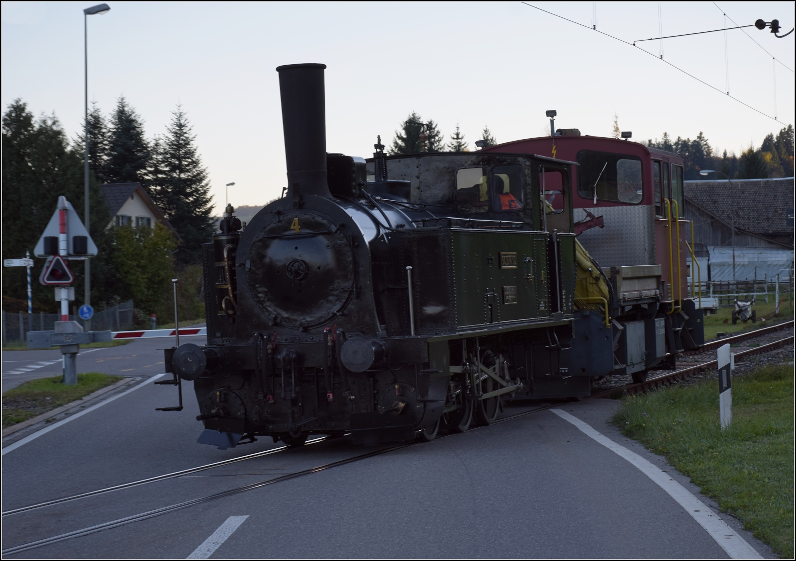 DVZO Dampffest 2017.

Als Nachzügler kam nach Ende des Dampffests noch E 3/3 4 'Schwyz' bei Neuthal des Weges. Oktober 2017. 

Hier handelt es sich um eine Lok mit ganz ungewöhnlicher Geschichte. Für die Wädenswil-Einsiedeln-Bahn wurden bei der Maschinenfabrik Eßlingen 3 zweiachsige Dampfloks mit dem eigens für die Strecke entwickelten Wetli-Walzensystem beschafft, eine Art alternatives Zahnradsystem mit absenkbaren Walzen. Nachdem bei der Hauptprobe das System einwandfrei funktionierte, versagten bei der Talfahrt ohne Walze die Bremsen. Die Fahrt endete mit einem Überschlag der Lokomotive im Bahnhof Wädenswil und mit mehreren Toten. Die 2 anderen Loks wurden in Dreiachser umgebaut und versahen die meiste Zeit mit Beladung der Trajektschiffe der NOB in Romanshorn.

Baugleich mit den nunmehr 3-achsigen Tenderlokomotiven wurden 4 Loks von der Maschinenfabrik Eßlingen und 7 Loks von der SLM an die WE nachgeliefert. Die Nummer 4 ist die einzige erhaltene Lok dieser Bauserie ohne Wetli-Walze. Die Rampe von Wädenswil nach Einsiedeln wurde aber dadurch nicht flacher. So wurden schwere Pilgerzüge nach Einsiedeln mit Mehrfachtraktionen bis zu 5 Loks befördert. 