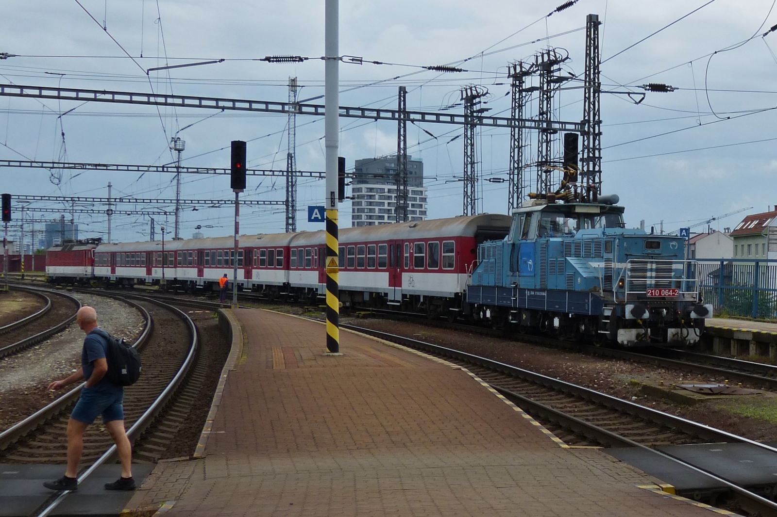E – Lok 210 064-2 zieht einen Zug mit der abgebgelten Lok 362 015-0, aus der Abstellung in den Bahnhof von Bratislava. 05.06.2023