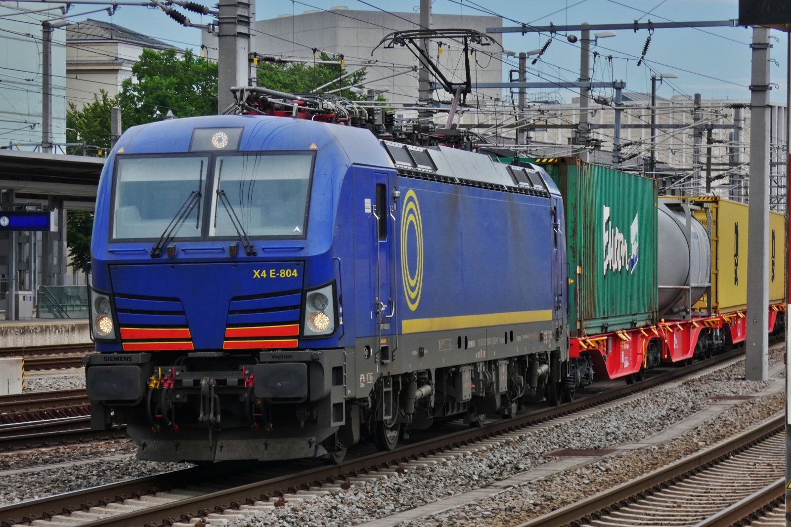 E-Lok X4 E 604 durchf�hrt mit einem G�terzug den Bahnhof von Linz. 06,.05.2026
Siemens Vectron AC,  X4 E - 604  [NVR-Number: 91 80 6193 604-6 D-DISPO],
BJ 2015, Bau NR 21957, seit 05.2025 bei GKB - Graz-K�flacher Bahn and Busbetrieb GmbH, Graz [A] im Einsatz