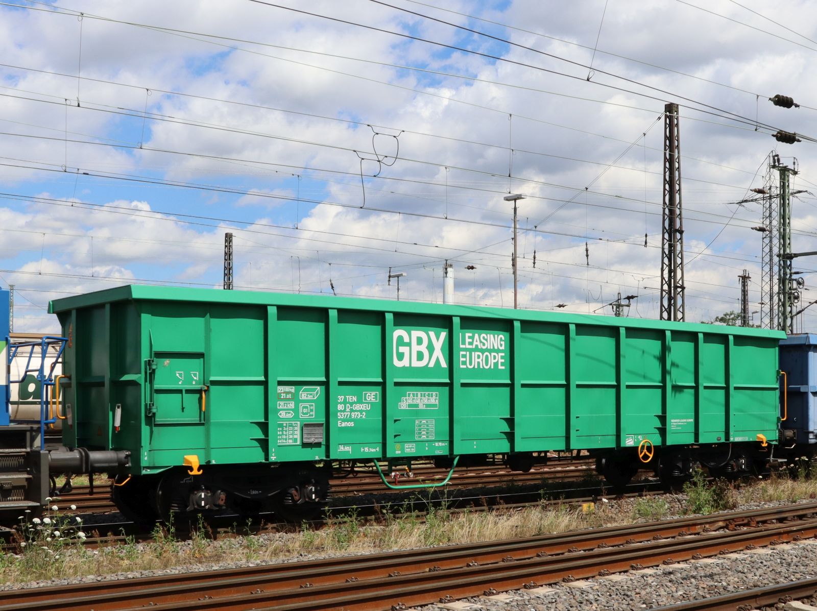 
Eanos Offener Drehgestell-Wagen GBX Leasing Europe mit Nummer 37 TEN 80 D-GBXEU 5377 973-2 Gterbahnhof Oberhausen West 11-07-2024.

Eanos hoge bakwagen van GBX Leasing Europe beladen met steenkool en nummer 37 TEN 80 D-GBXEU 5377 973-2 goederenstation Oberhausen West 11-07-2024.