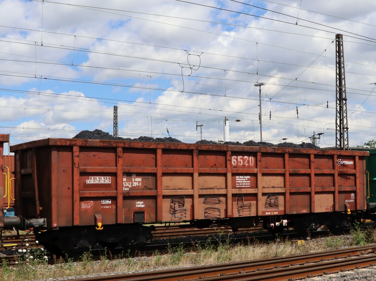 
Eaos On Rail Offener Drehgestell-Wagen mit Aufschrift  Captrain  und Nummer 33 RIV 80 D-ORME 5342 286-5 G�terbahnhof Oberhausen West 11-07-2024.

Eaos vierassige hogebakwagen van On Rail met nummer 33 RIV 80 D-ORME 5342 286-5. Opschrift  Captrain  en beladen met steenkool. Goederenstation Oberhausen West 11-07-2024.
