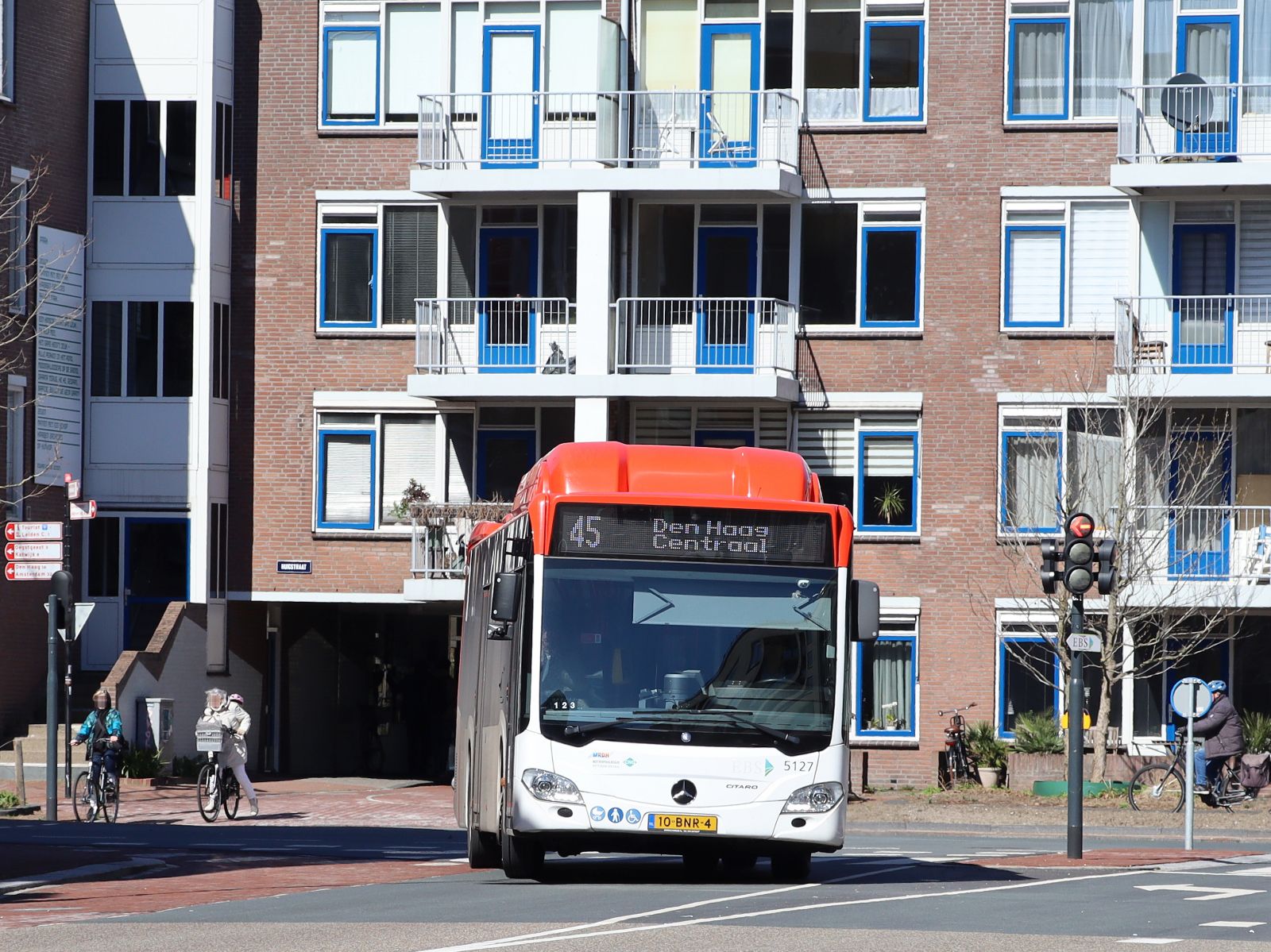 EBS Bus 5127 Mercedes-Benz Citaro C2 NGT Hybrid Baujahr 2019. Klokpoort, Leiden 03-04-2023.

EBS bus 5127 Mercedes-Benz Citaro C2 NGT Hybrid bouwjaar 2019. Klokpoort, Leiden 03-04-2023.