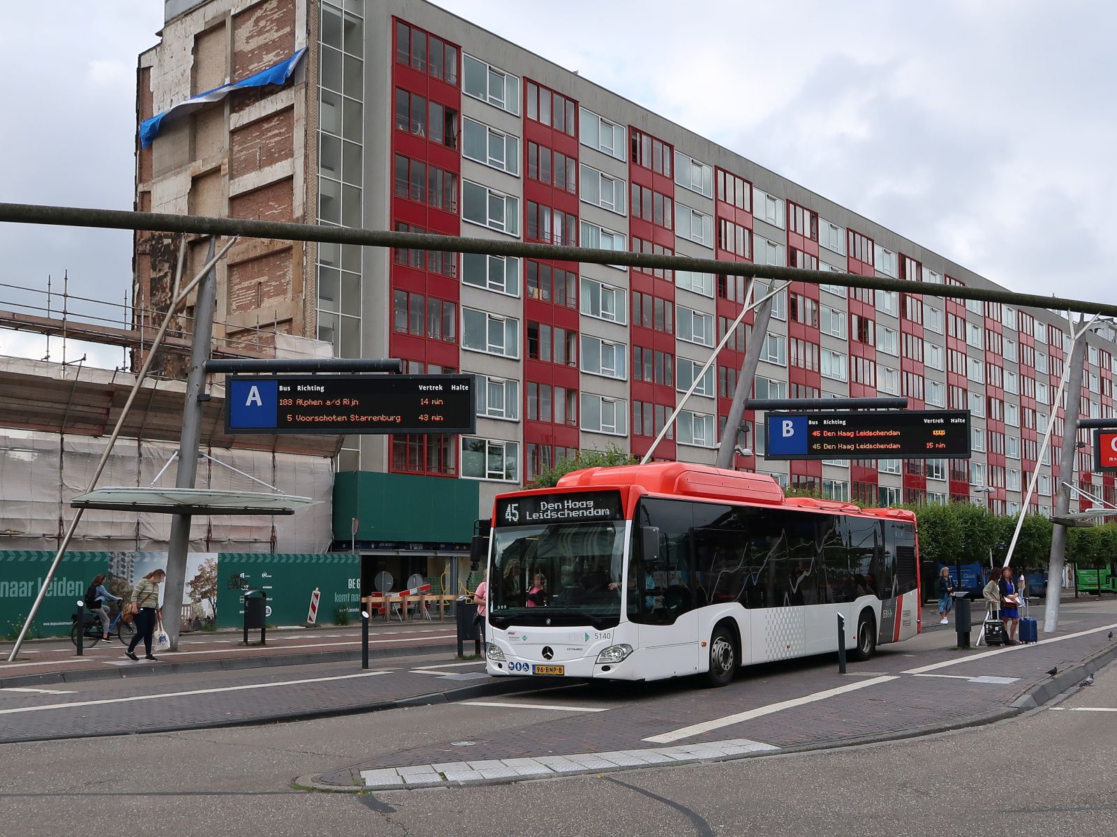 EBS Bus 5140 Mercedes-Benz Citaro C2 NGT Hybrid Baujahr 2019. Stationsplein Leiden 24-07-2023.

EBS bus 5140 Mercedes-Benz Citaro C2 NGT Hybrid bouwjaar 2019. Stationsplein Leiden 24-07-2023.