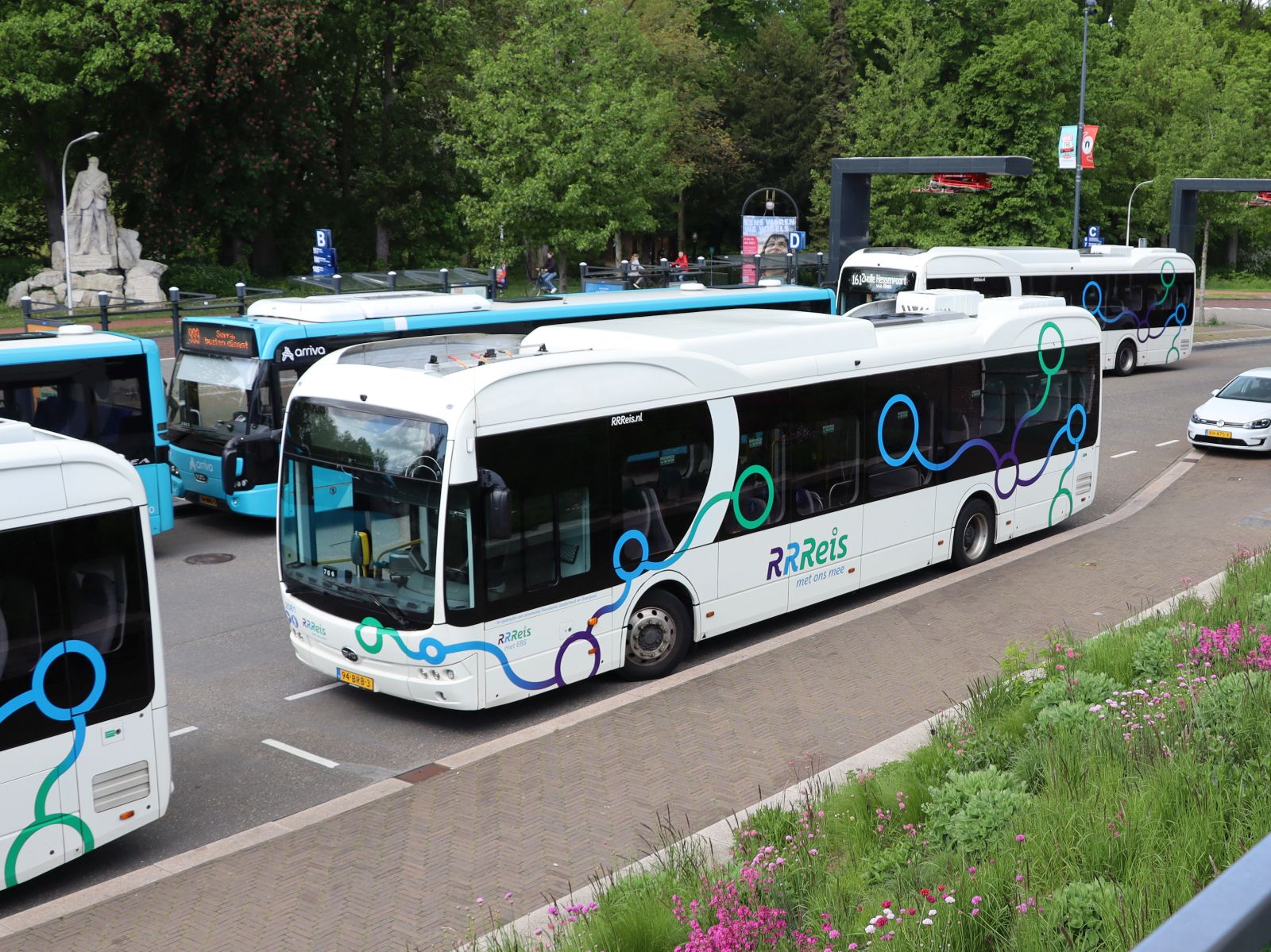 EBS RRReis Bus 2081 BYD K9 Baujahr 2020. Bahnhof Deventer 16-05-2023.

EBS RRReis bus 2081 BYD K9 bouwjaar 2020. Station Deventer 16-05-2023.