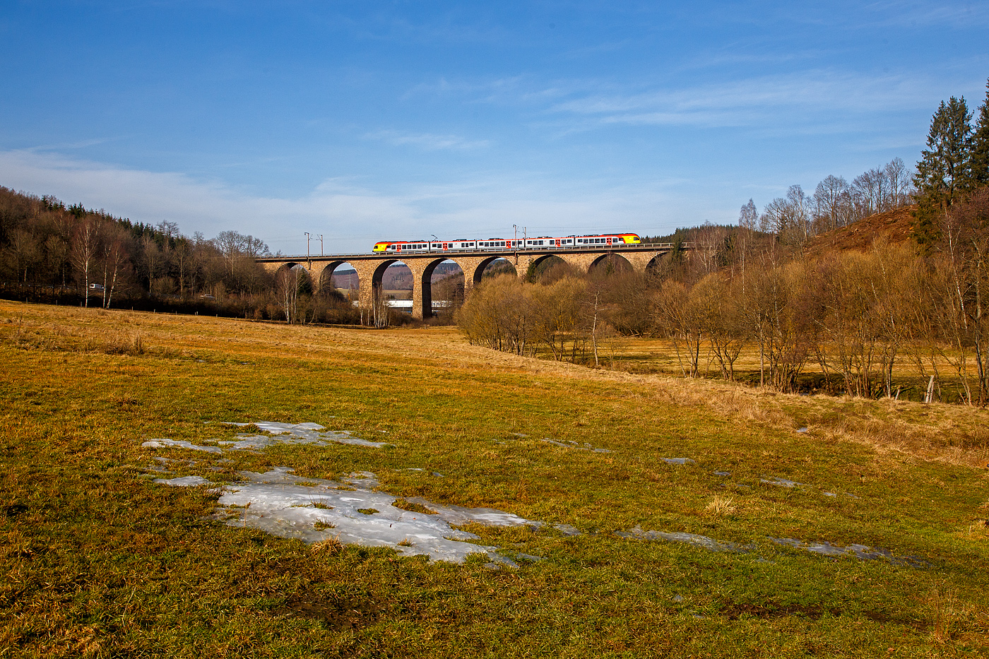 Ein 5-teiliger Stadler Flirt der HLB Bahn (Hessischen Landesbahn) fährt am 20.02.2021, als RE 99 Main-Sieg-Express (Siegen-Gießen-Frankfurt), über den Rudersdorfer Viadukt in Richtung Gießen.