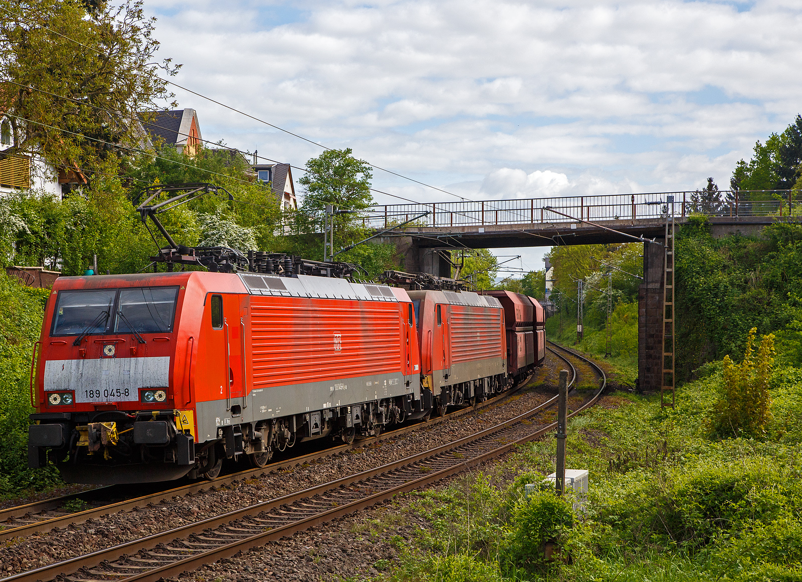 Ein „Erzbomber“ auf dem Weg an die Saar....
Die beiden Siemens ES 64 F4 - 189 045-8 und 189 042-5 der DB Cargo ziehen, in Doppeltraktion, einem Erzzug (Wagen der Gattung Falrrs 152) am 28.04.2018 durch Koblenz-Moselweiß.