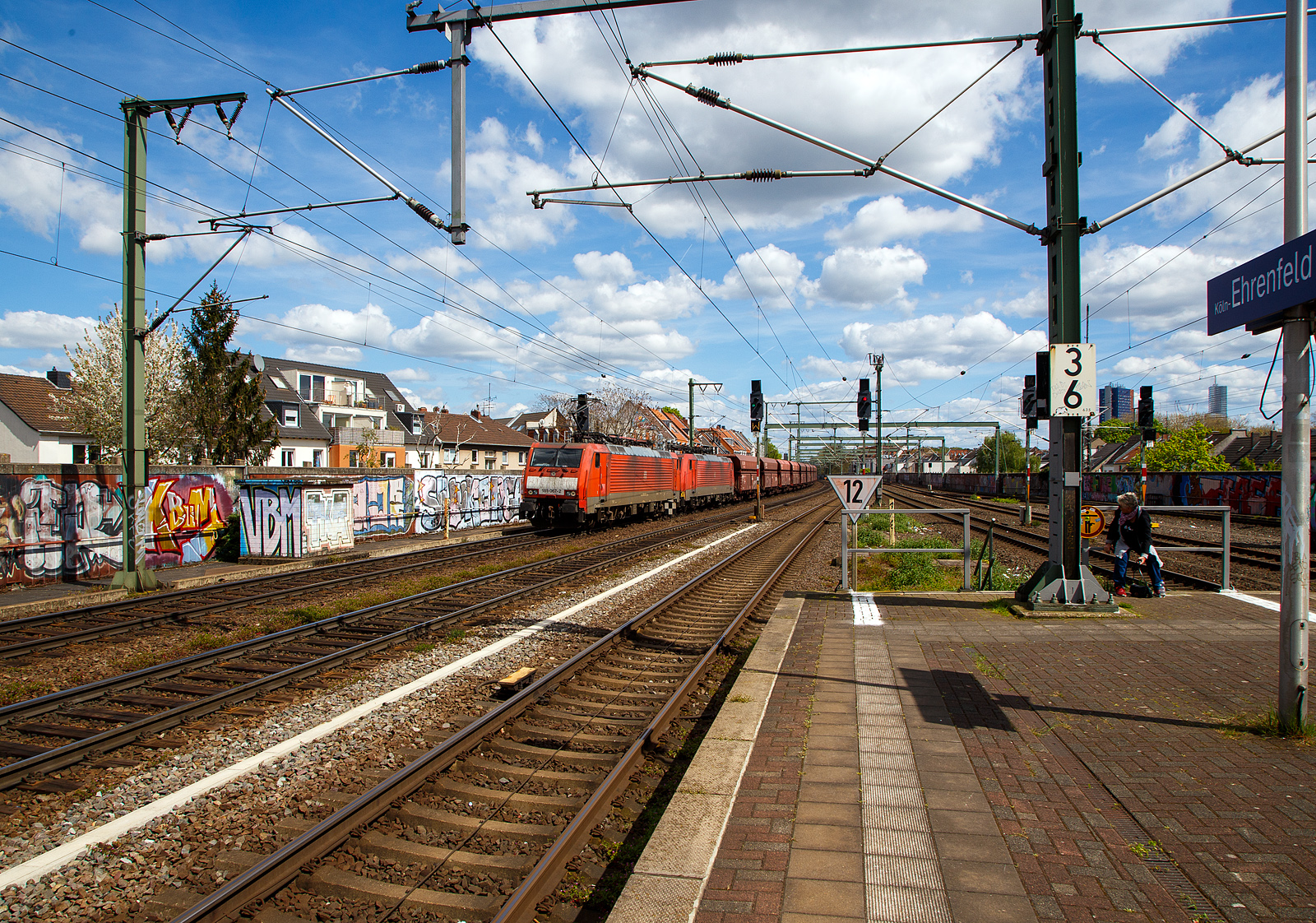Ein „Erzbomber“...
In Doppeltraktion fahren die 189 067-2 (91 80 6189 067-2 D-DB) und die 189 038-3 (91 80 6189 038-3 D-DB) beide der DB Cargo AG am 30.04.2023 mit einem Erzzug durch den Bahnhof Köln-Ehrenfeld in Richtung Aachen. 

Der Erzzug besteht aus einigen 2 x sechsachsigen offenen Drehgestell-Schüttgut-Wageneinheiten für den Erztransport mit schlagartiger Schwerkraftentladung, hydraulischem Klappenverschlusssystem und automatischer Kupplung, der Gattung Falrrs 152. Auffällig ist das die 189 067-2 vorne keine AK-Kupplung besitzt, sondern eine Schraubenkupplung hat.