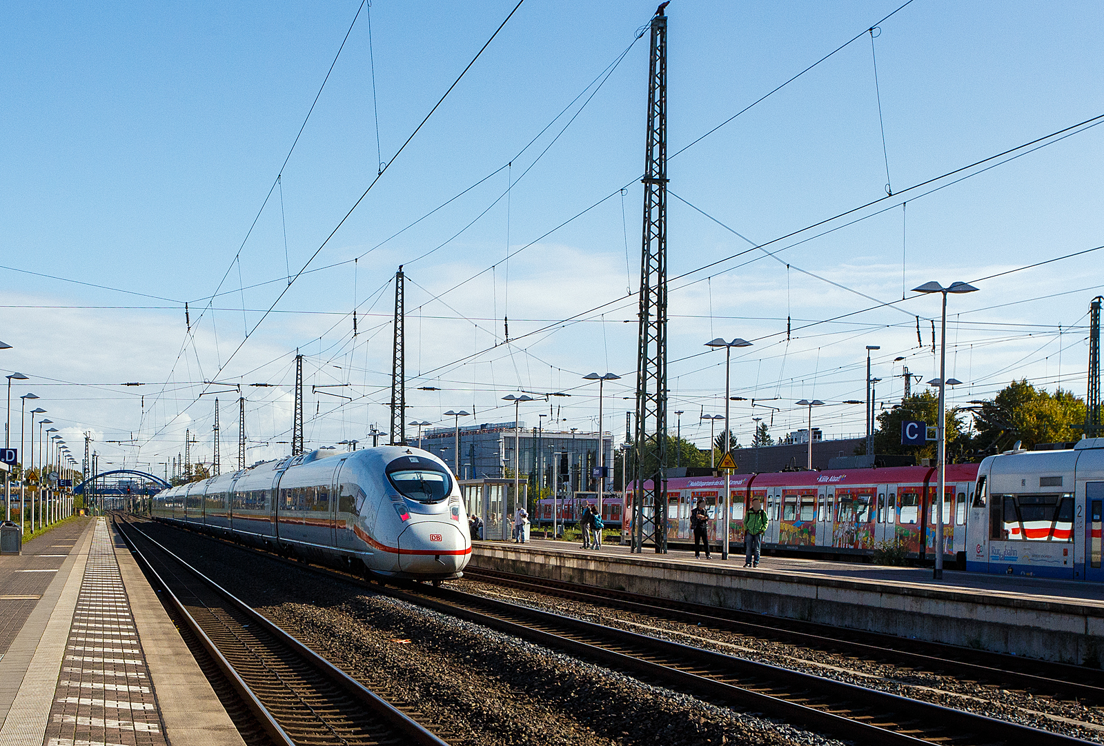 Ein achtteiliger ICE 3neo – Velaro MS (BR 408) der DB Fernverkehr AG rauscht am 18 September 2026, als ICE 13 (Bruxelles Midi - Li�ge-Guillemins – Aachen Hbf – K�ln Hbf – Frankfurt am Main Hbf), durch den Bahnhof D�ren in Richtung K�ln. 

Er bef�hrt hier die Schnellfahrstrecke K�ln–Aachen, KBS 480 (Kursbuchstrecke), der deutsche Teil des transeurop�ischen Eisenbahnnetzes PBKA. Die Strecke ist f�r Streckengeschwindigkeiten zwischen Aachen und D�ren von 160 km/h und f�r D�ren nach K�ln von 250 km/h ausgebaut. So kann der ICE nun auf 250 km/h beschleunigen, war er auch gebrauchen kann da er eh sp�t dran ist. 
