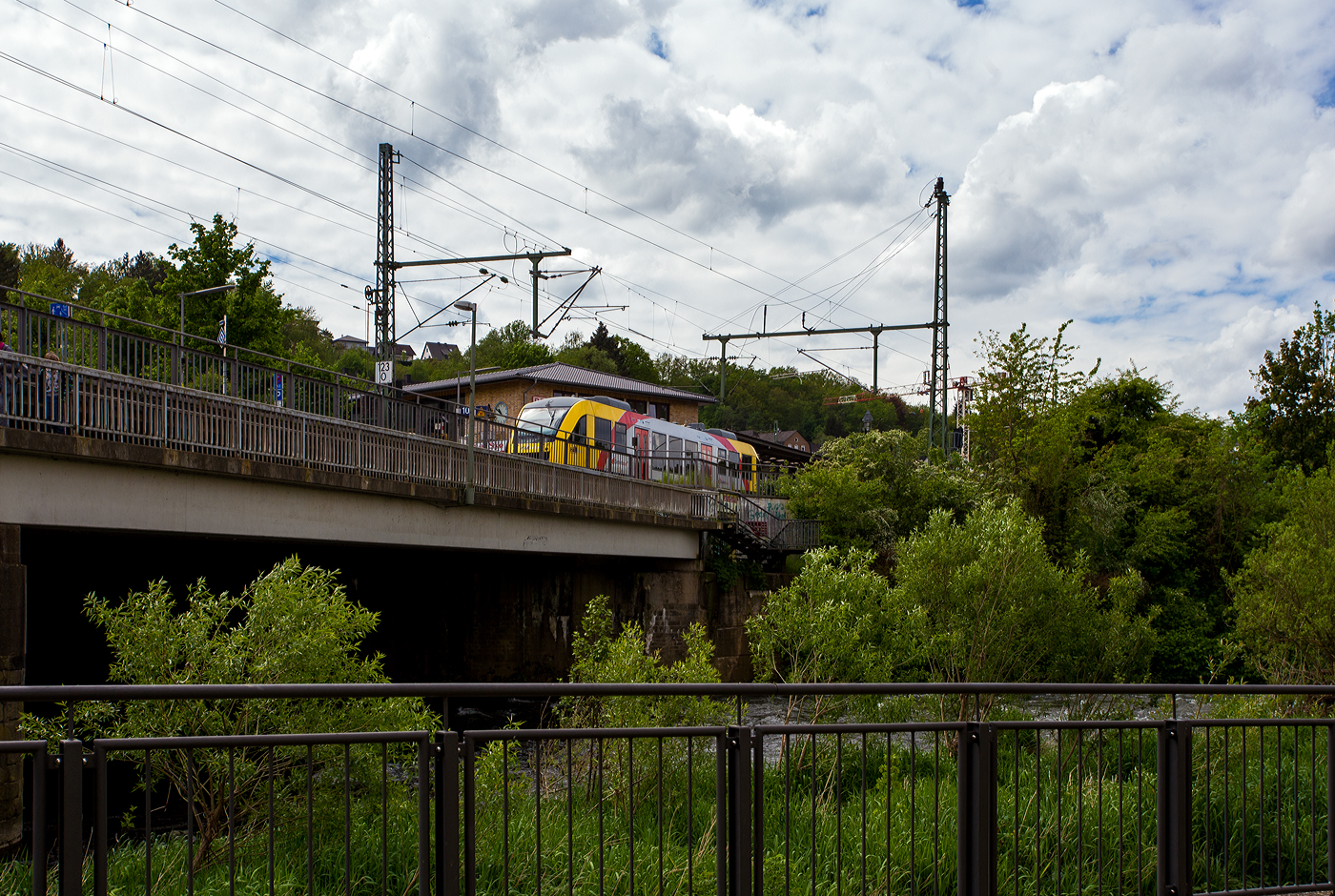 Ein Alstom Coradia LINT 27 (BR 640) der HLB - Hessische Landesbahn (3LänderBahn), als RB 90 „Westerwald-Sieg-Bahn“ der Verbindung Limburg (Lahn) – Altenkirchen (Westerwald) – Au (Sieg) – Betzdorf (Sieg) – Siegen Hbf, verlässt am 05 Mai 2024 den Bahnhof Betzdorf (Sieg) und fährt nun hier über die Siegbrücke weiter in Richtung Siegen.