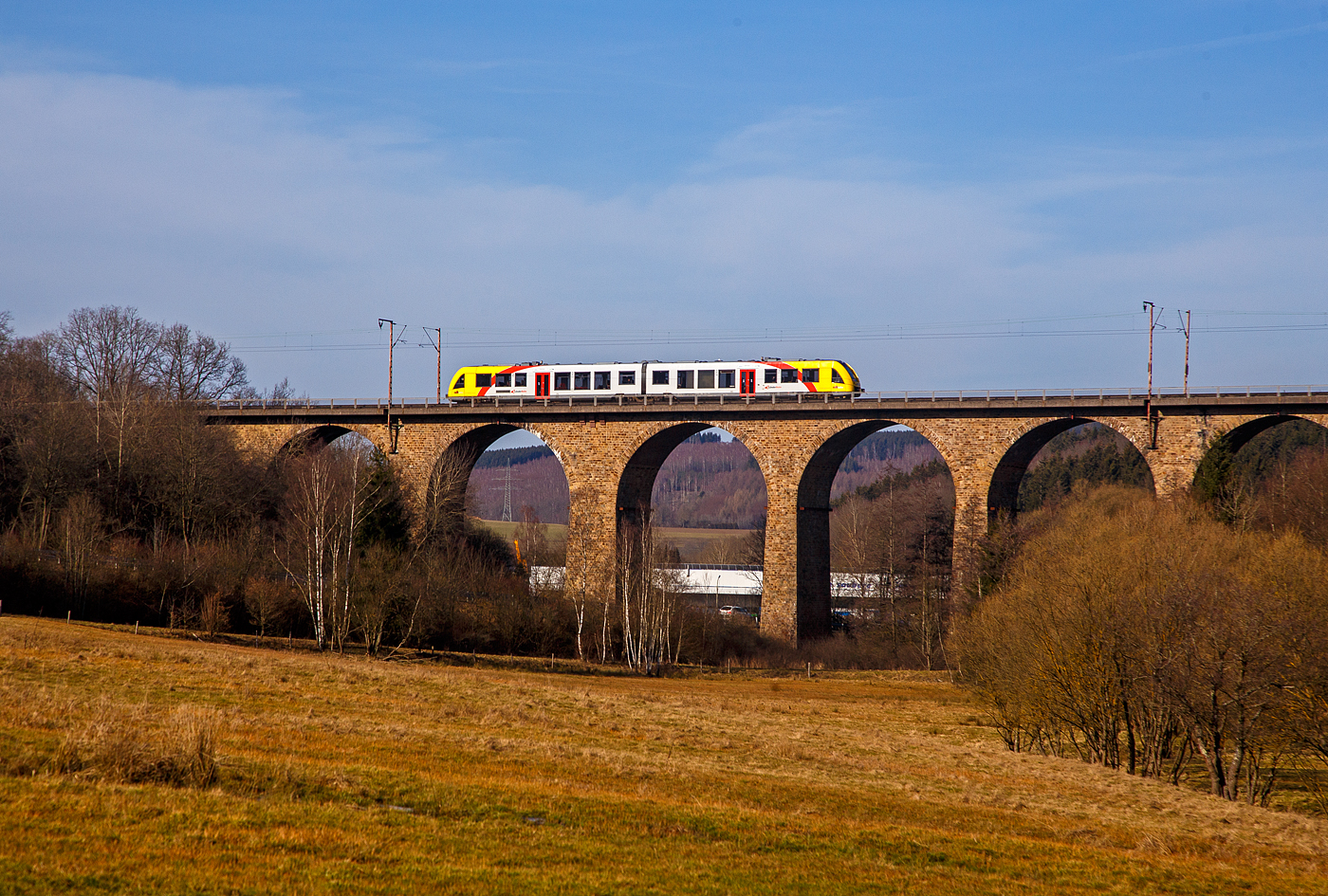 Ein Alstom Coradia LINT 41 der neuen Generation (VT 50x) der HLB (Hessische Landesbahn) fährt am 20.02.2021, als RB 95  Sieg-Dill-Bahn  Dillenburg – Siegen, über den Rudersdorfer Viadukt in Richtung Siegen.