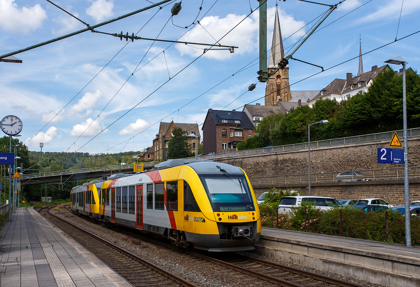 Ein Alstom Coradia LINT 58 bzw. zwei gekuppelte Alstom Coradia LINT 41 (BR 648)  bzw. 27 (BR 640) der HLB (Hessische Landesbahn), als RB 93  Rothaarbahn  (Betzdorf - Siegen - Kreuztal - Bad Berleburg), am 18 Juli 2024 beim Halt im Bahnhof Kirchen (Sieg). Vorne der VT 264 (95 80 0648 664-0 D-HEB / 95 80 0648 164-1 D-HEB) ein LINT 41 und hinten der VT 204 (95 80 0640 104-5 D-HEB) ein LINT 27.

Beide LINT wurden 2004 von der ALSTOM Transport Deutschland GmbH (vormals LHB - Linke-Hofmann-Busch GmbH) in Salzgitter-Watenstedt für die vectus Verkehrsgesellschaft mbH gebaut, mit dem Fahrplanwechsel am 14.12.2014 wurden alle Fahrzeuge der vectus nun Eigentum der HLB, die Hessische Landesbahn hatte 74,9% der Gesellschaftsanteile. Der LINT 41 wurde unter der Fabriknummer 1188-014 gebaut, der LINT 27 unter der Fabriknummer 1187-004.