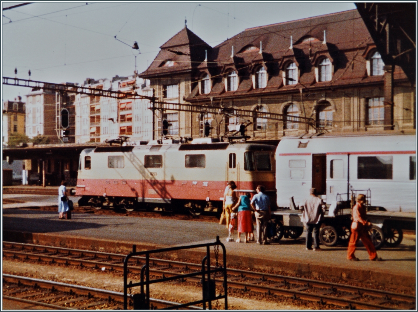 Ein Bild aus alten Zeiten: Die SBB Re 4/4 II 11253 wartet mit dem TEE  Cisalpin  in Lausanne auf die Abfahrt. Der TEE  Cisalpin  war zwischen Milano und Paris unterwegs. und auch der Grund, weshalb die SBB einige wenige dieser TEE Wagen, (Baugleich mit den SNCF Wagen) in ihrem Bestand hatte.

29. Aug. 1981