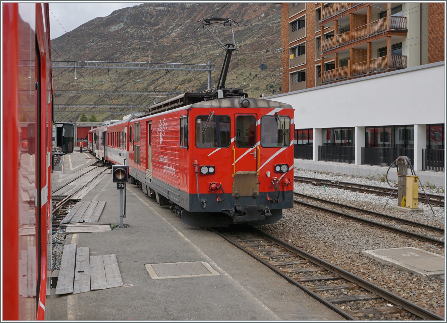 Ein Blick aus dem in Andermatt von Göschenen ankommenden Zug auf den Anschlusszug nach Oberwald -(SEV - Fiesch -Brig) mit dem Deh 4/4 91.

19. Oktober 2023