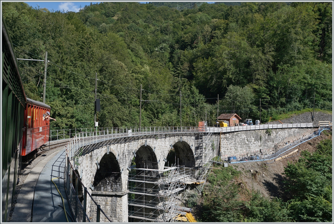 Ein Blick zurück, diesmal im wörtlichen Sinn zeigt bereits angelaufenen Baumassnahmen beim Baye de Clarens Viadukt der MOB.

5. August 2023    