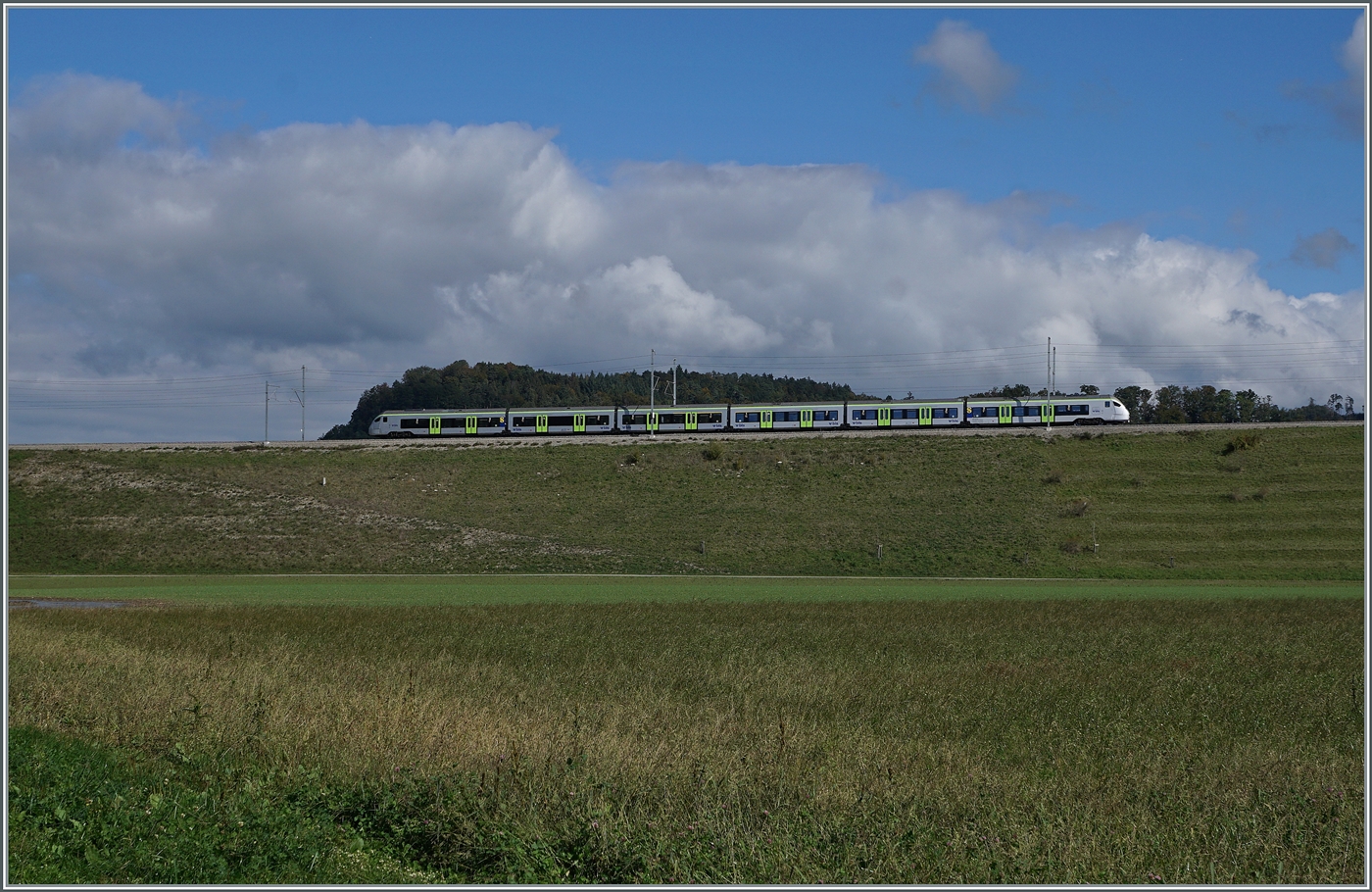 Ein BLS RABe 528 MIKA kurz nach Gümmenen auf der Fahrt nach Bern und kann aufgrund der recht vielen und regelmässig angeordneten Türen leicht als Mika 528 2xx Regionalvariante erkannt werden. 

5. Oktober 2024 