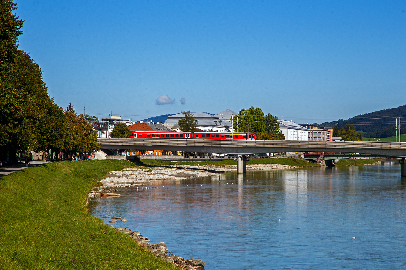 Ein Dieseltriebzug der Baureihe 628.4 /928.4 der SdOstBayernbahn (SOB) zum DB RegioNetz gehrend, berquert am 12.09.2022 in Salzburg die Salzach und fhrt in Richtung Freilassing (Deutschland).  

Diese Dieseltriebzge der BR 628.4 /928.4 der SdOstBayernbahn (SOB) fahren als RB 45 die Verbindung Salzburg- Freilassing - Mhldorf (Oberbay) – teilweise bis Landshut.