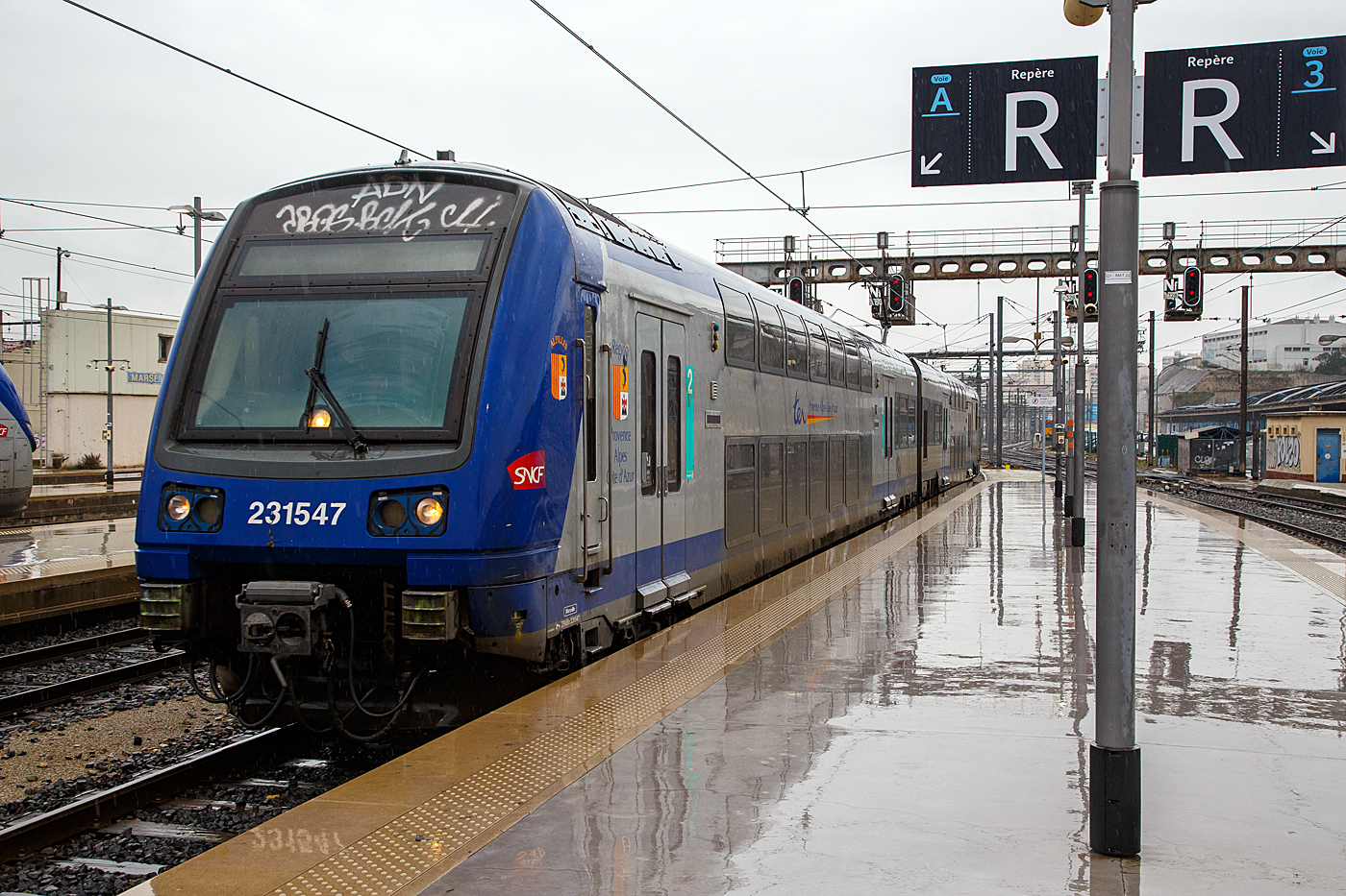 Ein Doppelstock-Triebzug der Baureihe Z 23500 (TER 2N PG) f�hrt am 25.03.2015, bei Regen, (Steuerwagen voraus 231547 / 23547) in den Bahnhof Marseille Saint-Charles ein.

Die zweiteiligen Doppelstockfahrzeuge Z 23500 entstanden als Ergebnis einer engen Zusammenarbeit zwischen der SNCF und den drei Regionen Nord-Pas-de-Calais, Rh�ne-Alpes und Provence-Alpes-C�te d'Azur in den fr�hen 1990er Jahren. Auf Basis des �Z 2N� (Z 20500) entstand so entsprechend den Bed�rfnissen der Regionen ein Doppelstocktriebzug der Baureihe Z 23500, bestehend aus Triebwagen und Steuerwagen f�r den komfortablen Regionalverkehr.  lm Herbst 1997 erschienen zun�chst die drei Prototypen Z 23501, 23502 und 23503 f�r ausf�hrliche Testfahrten in den Besteller Regionen, um etwaige Probleme und Unstimmigkeiten auszumerzen. Bis zum Jahr 2000 wurden insgesamt 80 Einheiten von Alstom und AMF (Ateliers du Nord de la France, heute Bombardier) gebaut.