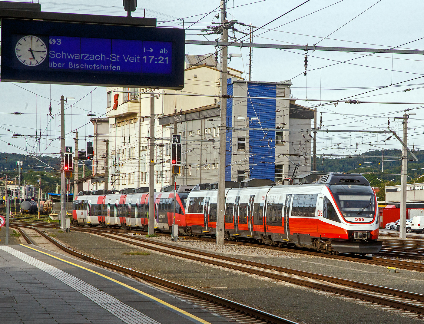 Ein dreiteiliger Elektrotriebzug der ÖBB Reihe 4023 gekuppelt mit einem vierteiligen der ÖBB Reihe 4023 fahren am 12.09.2022 in den Hauptbahnhof Salzburg ein. Die Elektrotriebzüge sind vom Typ Bombardier TALENT (Talbots leichter Nahverkehrs-Triebwagen.