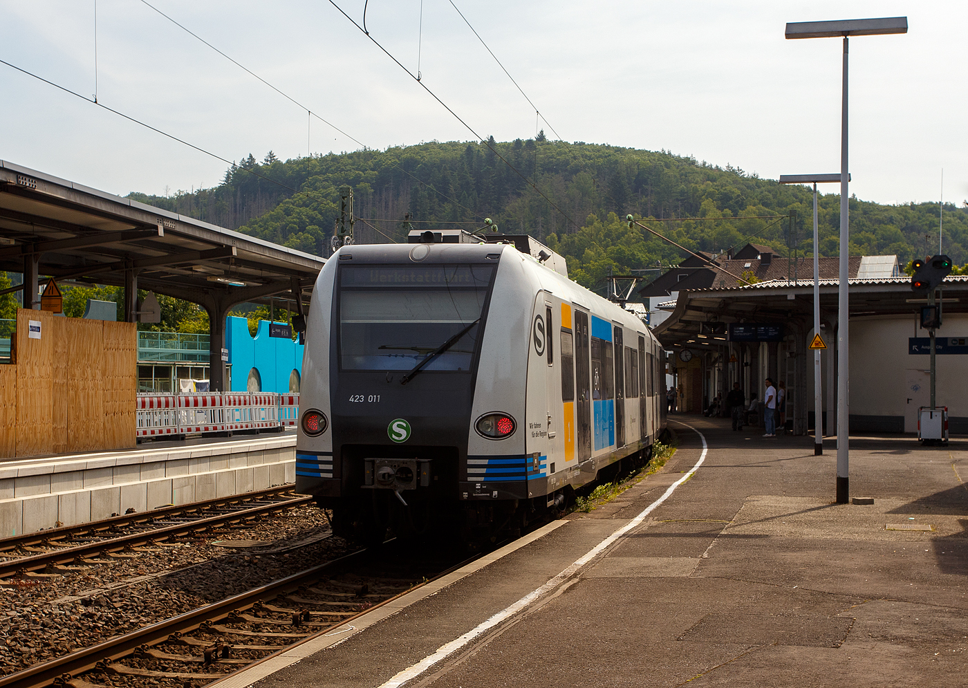 Ein ET 423 der S-Bahn Stuttgart im neuen Redesign auf Abwegen….
Der vierteilige Elektrotriebzug 94 80 0423 511-5 D-DB / 433 511-3 / 433 011-4 / 423 011-6 ein „Kurzzug“ der Baureihe 423 (1. Bauserie) der S-Bahn Stuttgart fährt am 18. Juni 2025, auf Werkstattfahrt, durch den Bahnhof Betzdorf/Sieg in Richtung Siegen. Vermutlich ging es wieder zurück nach Stuttgart.