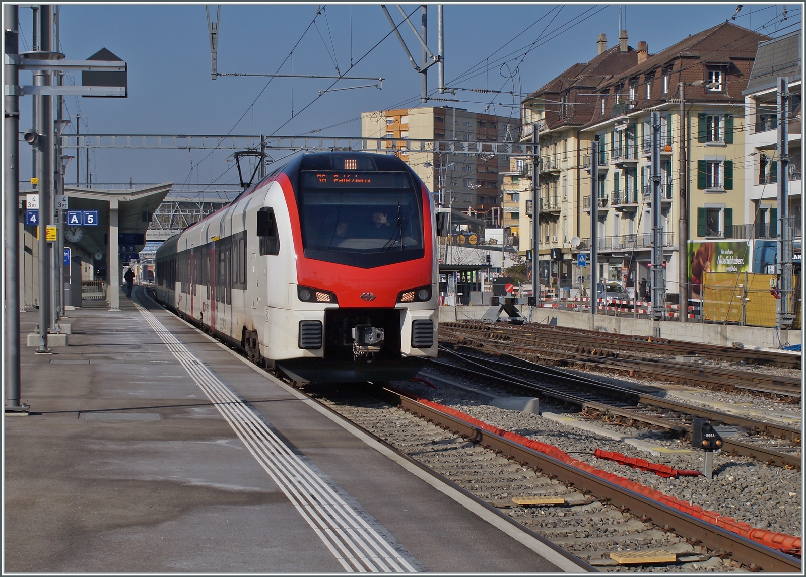 Ein Fernverkehrs SBB RABe 523 5xx  Mouette  verlässt Renens VD als S6 nach Palézieux.

9 Feb. 2023