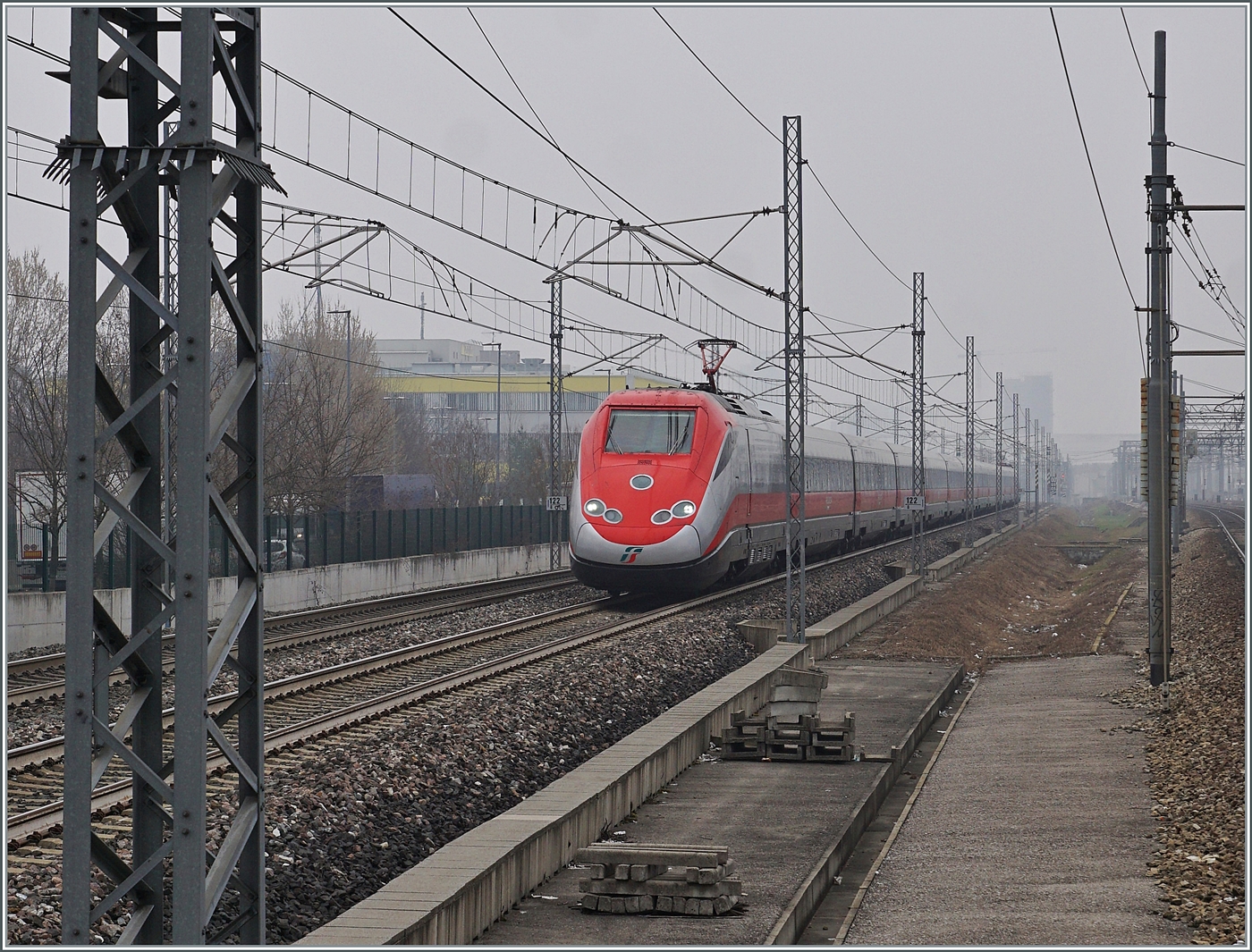 Ein FS Trenitalia ETR 500 erreicht aus Richtung Milano kommend den Bahnhof Rho Fiera. 

24. Feb. 2023 