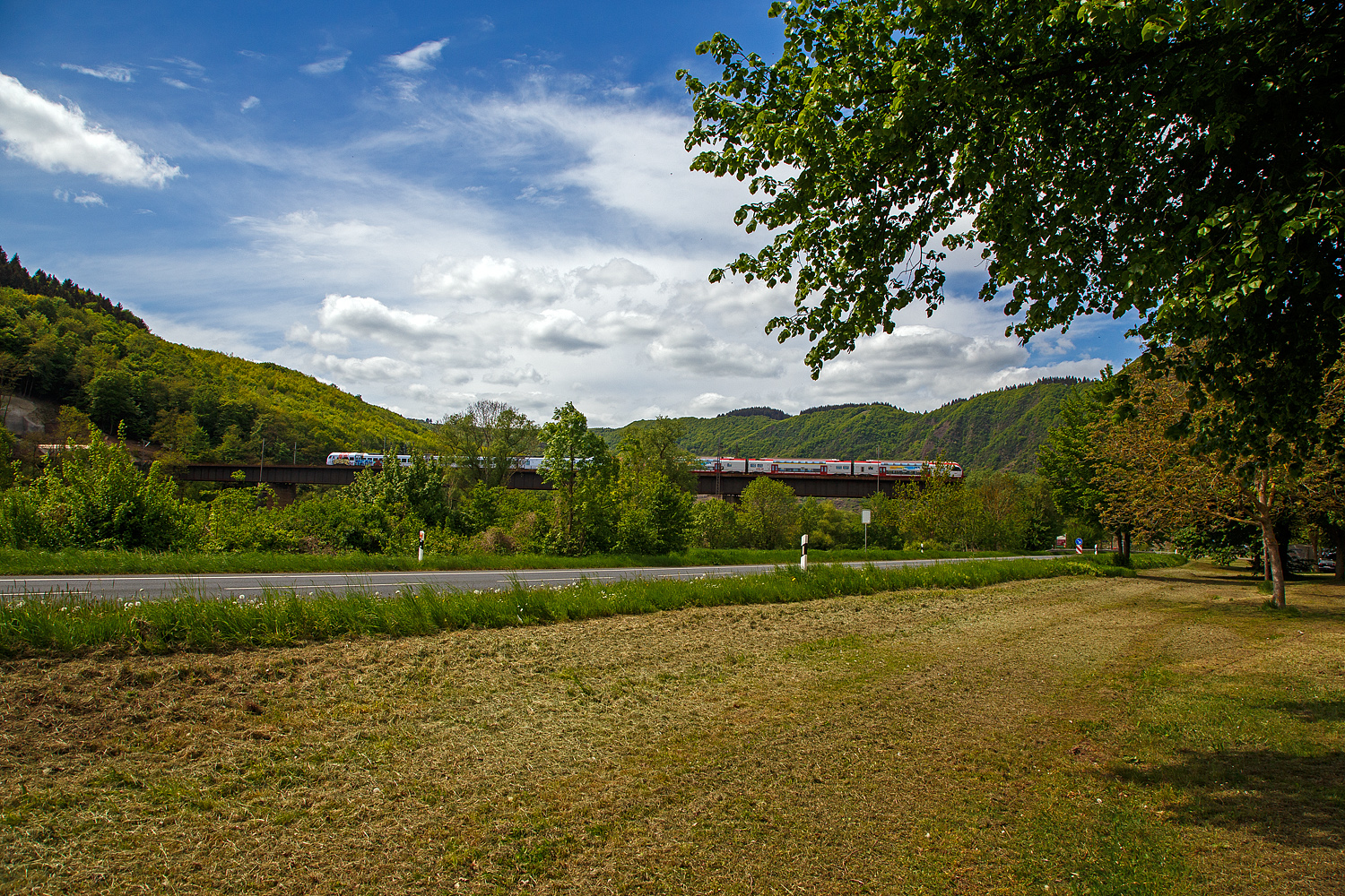 Ein fünfteiliger SÜWEX Stadler FLIRT 3 als RE 1  Südwest-Express  gekuppelt mit dem dreiteiligem CFL Stadler KISS 2307 als RE 11  Benelux-Express  fahren am 28 April 2018 bei Ediger-Eller über die 281 m lange Moselbrücke gemeinsam in Richtung Trier. Im Hbf Trier werden die Züge dann geflügelt, der FLIRT fährt weiter Richtung Saarbrücken und der CFL KISS nach Luxembourg.