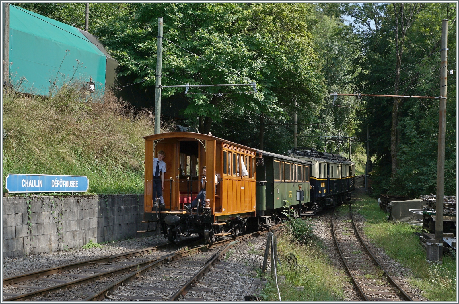 Ein ganz besonderes Schmuckstück der Blonay Chamby Bahn ist der zweiachsige LE Grossraumwagen B2 N° 5	von 1865, gebaut von Chevalier, Chailus & Cie Paris. Hier ist der schöne Wagen bei einem seiner selten Einsätzen bei der Ankunft in Chaulin zu sehen.
Der Wagen war bei der LEB im Einsatz, nachdem diese in von der MC Mont-Cenis Bahn übernommen hatte. 

13. Aug. 2023

 

  
