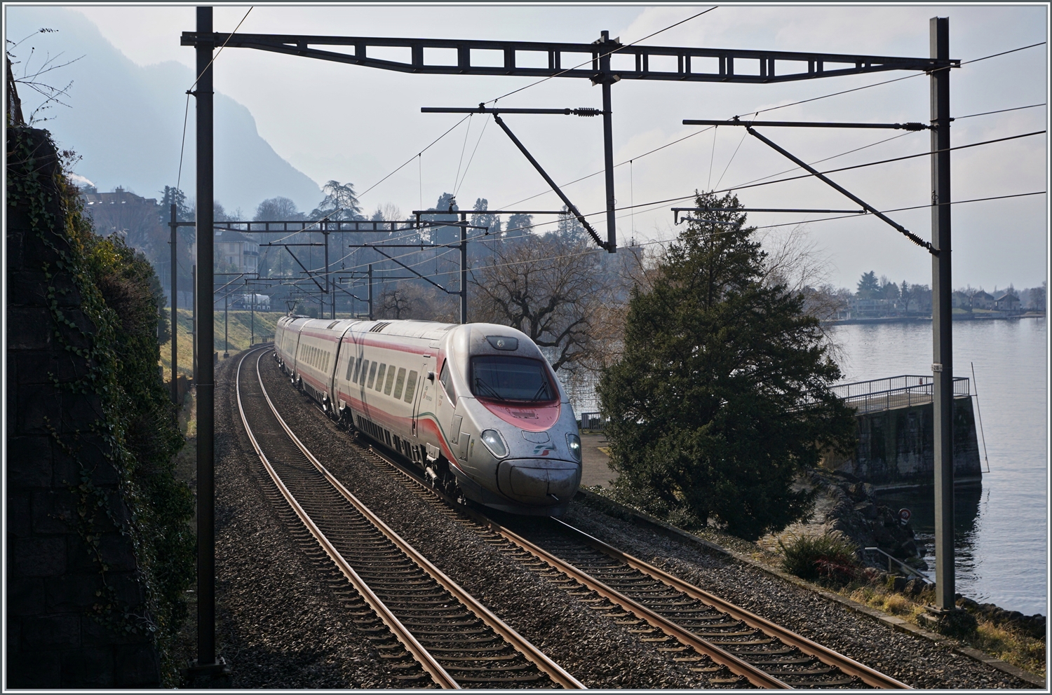 Ein Gegenlichtbild des FS Trenitalia ETR 610 004 auf der Fahrt von Milano nach Genève kurz vor dem Château de Chillon. 

8. Februar 2023