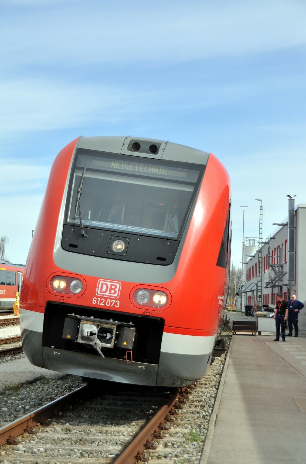 Ein gerades Bild - nur der Pendolino pendelt, 95 80 0 612 073-6 D-DB ABpd der DB Regio Bayern beim Tag der offenen Tür im Bw Kempten mit Neigetechnik-Vorführung am 23.04.2023.