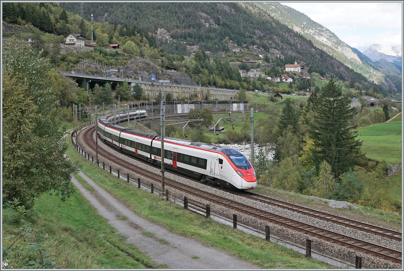 Ein Gotthardklassiker: die Wattingerkurve mit der Kirche von Wassen im Hintergrund. Im Bild der SBB Giruno RABe 501 016  Glarus  der als IC 10869 von Zürich nach Lugano unterwegs ist. 

19. Oktober 2023