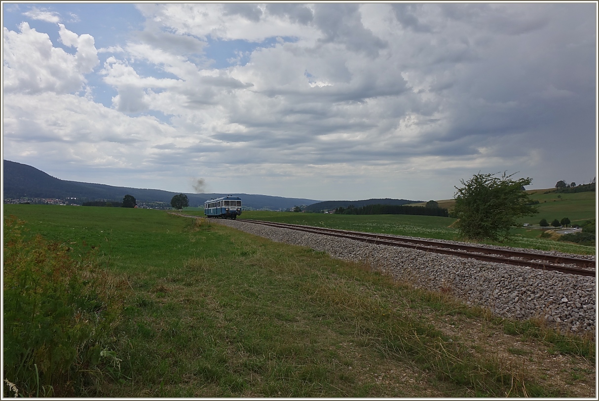 Ein kleiner Triebzug ( X2816) auf der Fahrt nach Le Touillon.
(15.07.2023)
