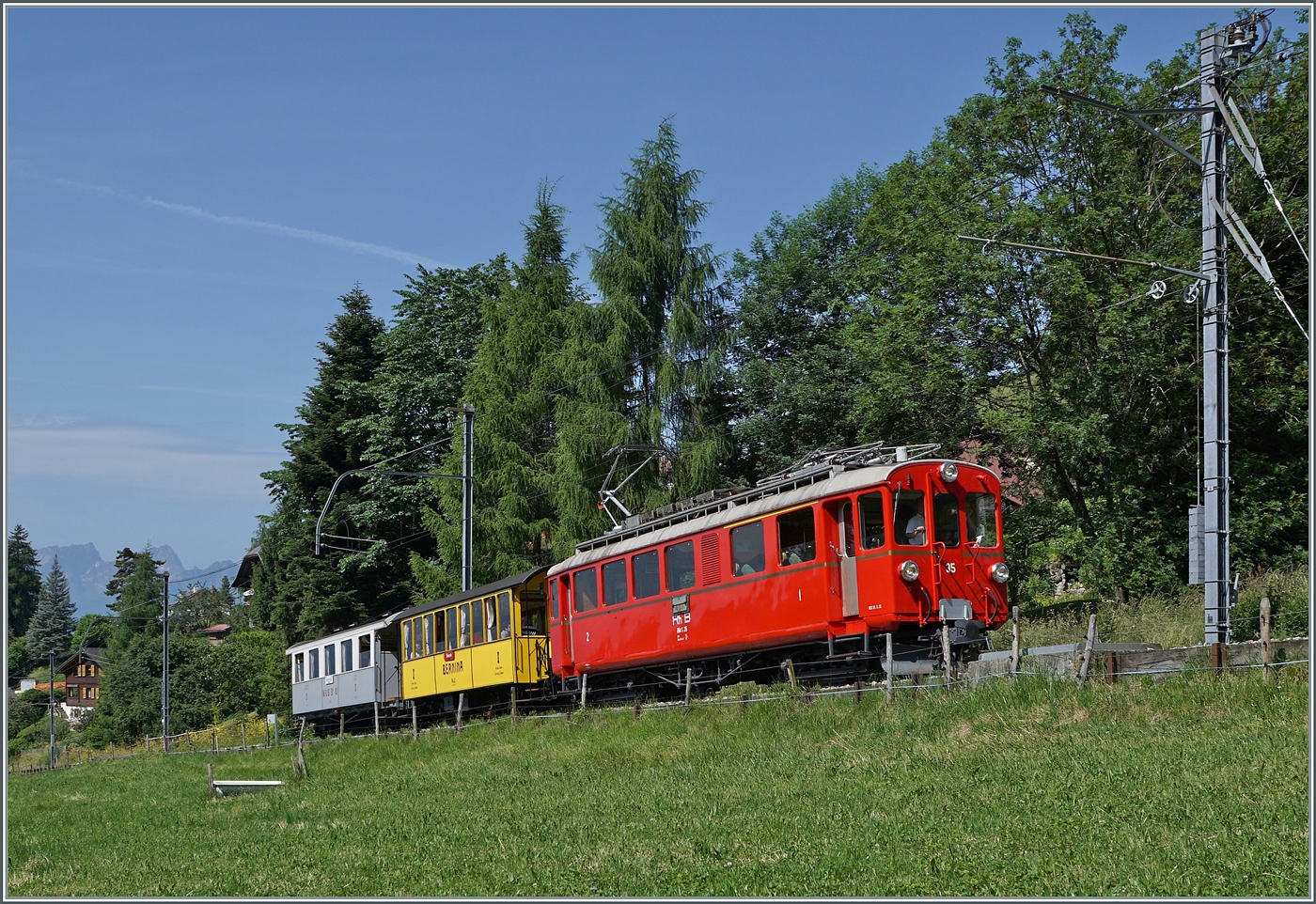 Ein kleiner Zug auf grosser Fahrt: Der RhB Bernina Bahn ABe 4/4 I N° 35 der Blonay Chamby Bahn ist mit dem Bernina Bahn As2 und dem MOB B4 N° 61 (beide auch Blonay-Chamby) als  Valrose Nostalgie Express  kurz vor Les Avants auf der Fahrt von Montreux nach Rougemont. 


15. Juni 2025