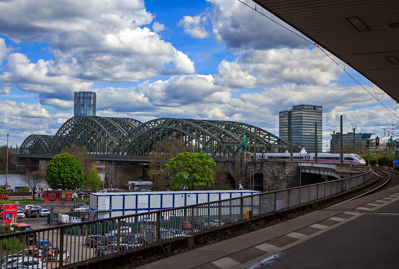Ein langer (vermutlich zwölfteiliger) ICE 4 der BR 412.0 überquert am 30.04.2023 auf der Hohenzollernbrücke den Rhein und erreicht so non bald den Hauptbahnhof Köln.