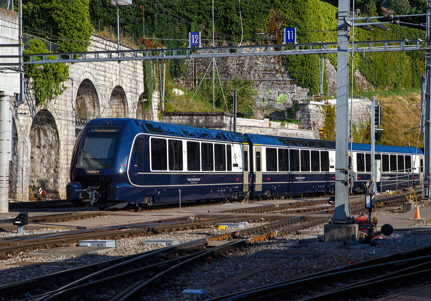 Ein MOB GPX - GoldenPass Express Zug (Stadler GPX-Wagen mit variablem Drehgestell der Montreux-Berner Oberland-Bahn AG) ist am 10 September 2023 im Bahnhof Montreux abgestellt. Die Wagen sind hier (von links nach rechts) der Premium-/1.Klasse Steuerwagen Ast 182, der 1.Klasse Wagen As 192 und einem 2.Klasse Wagen Bs.